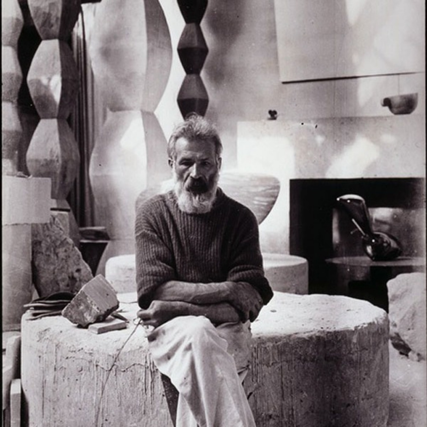Autoportrait dans l'atelier, vers 1934. Brancusi