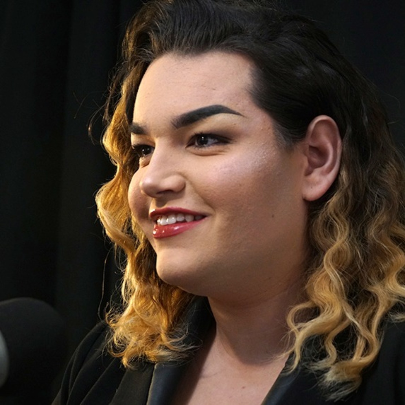Jenevieve Lussier, transgender performer