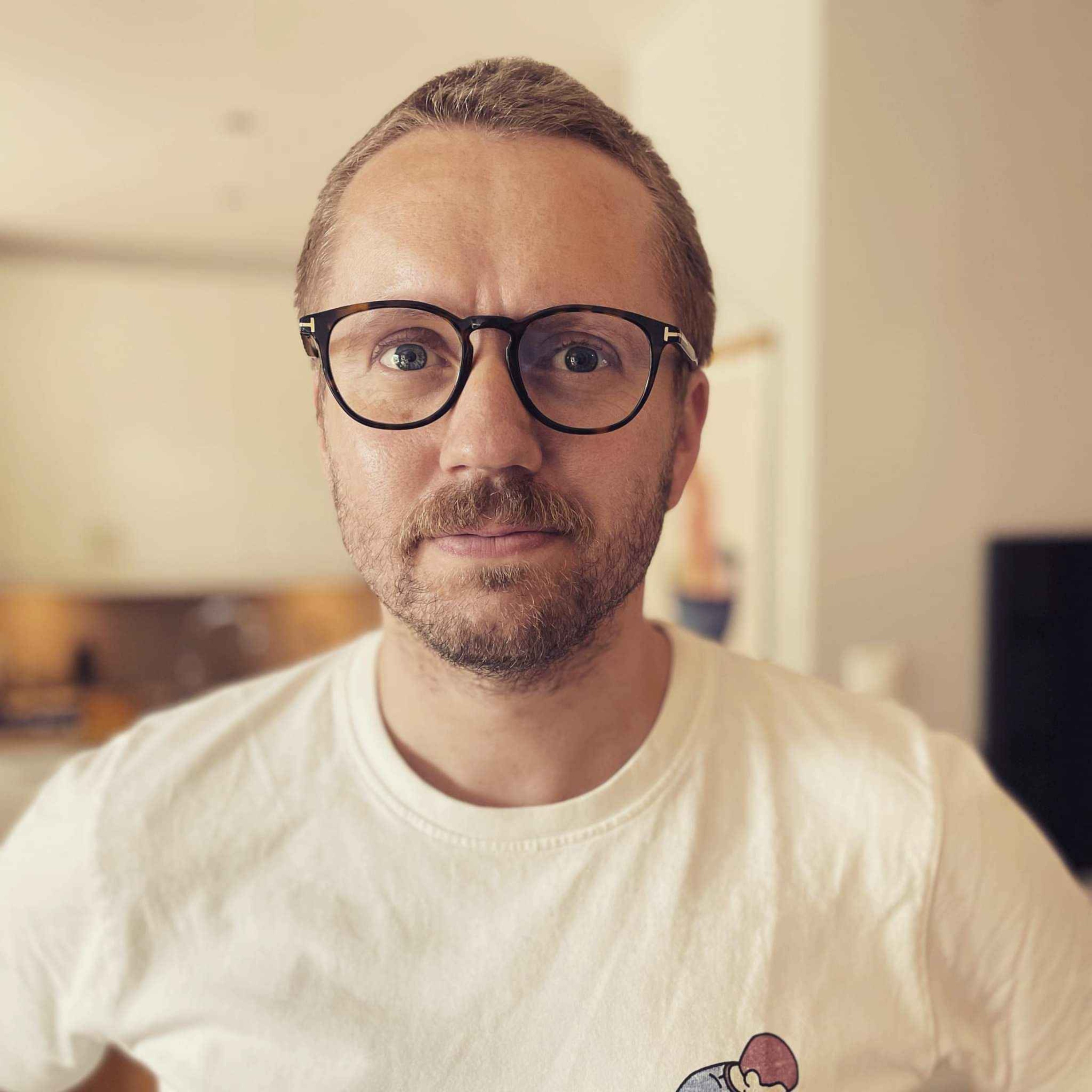 Tobias Erehed pratar