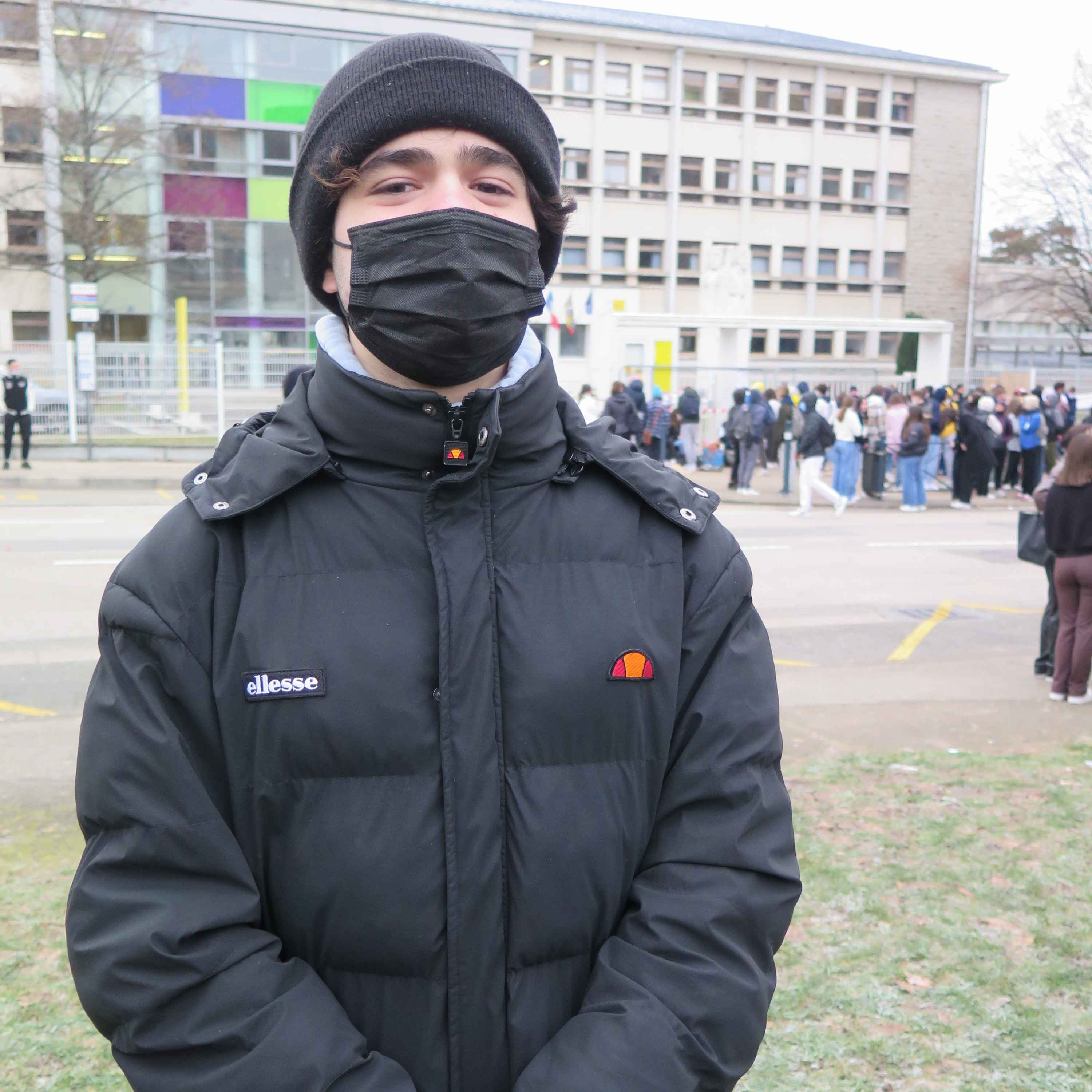 Thomas, élève au lycée Jean-Michel, à Lons-le-Saunier, explique les revendications des lycéens