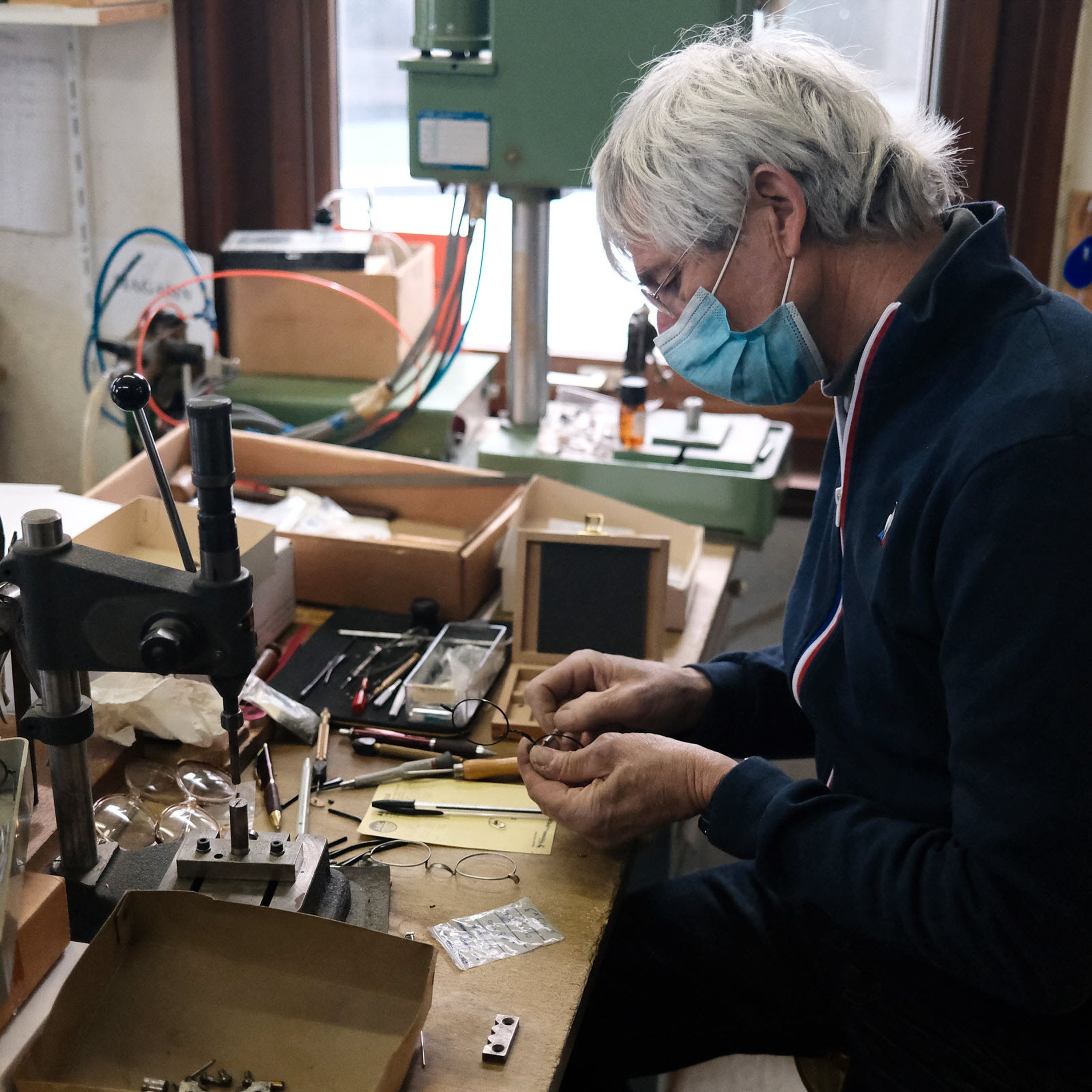 Maison Bourgeat: le lunetier Pierre Hibon raconte le métier et le fonctionnement de cet atelier