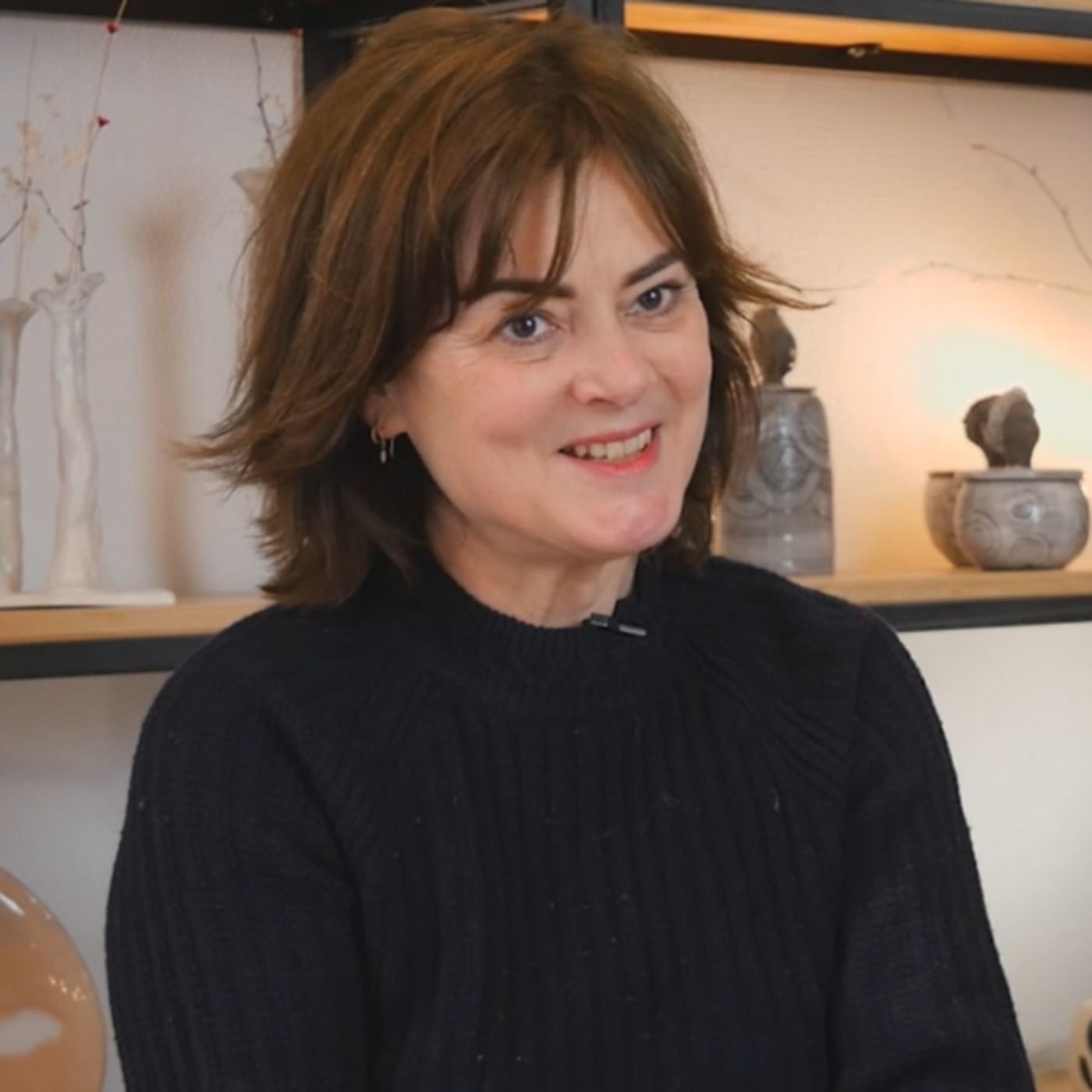 Caroline de la Porte réalise son rêve et devient céramiste.
