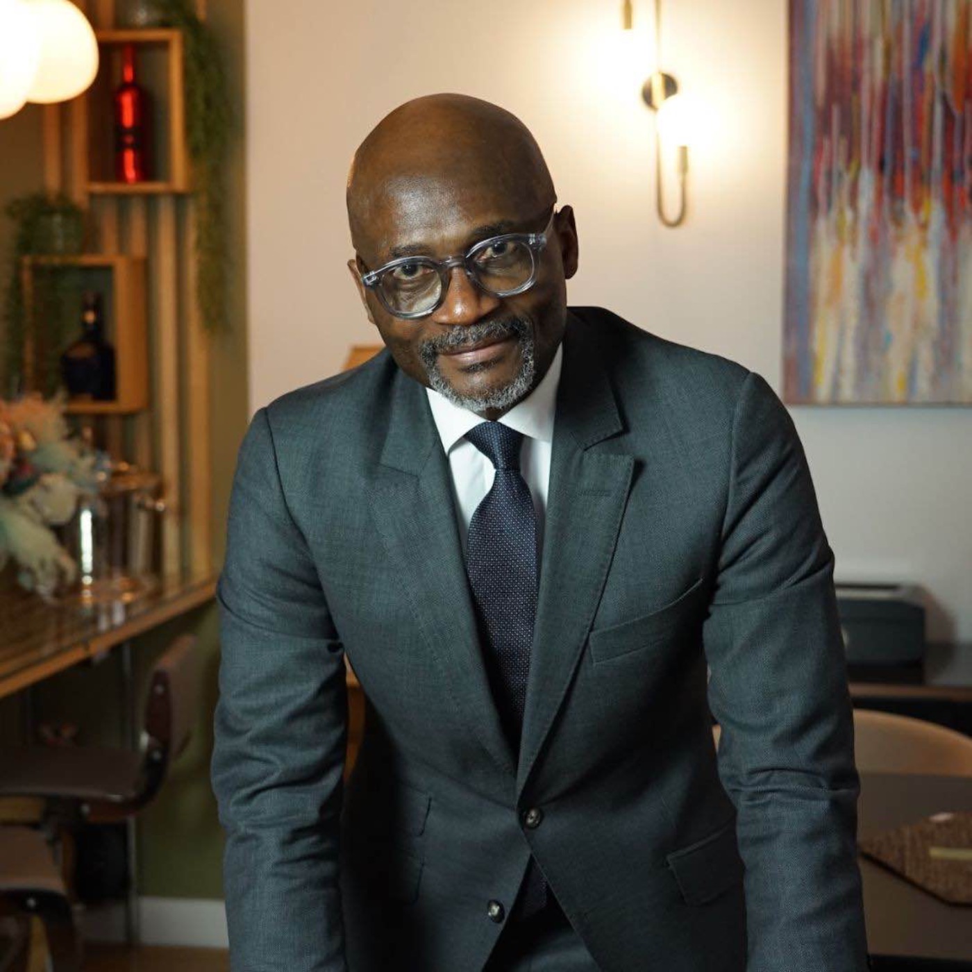 Du village sans électricité à la tête d’une banque : l’ascension sociale de Moukaram Alao