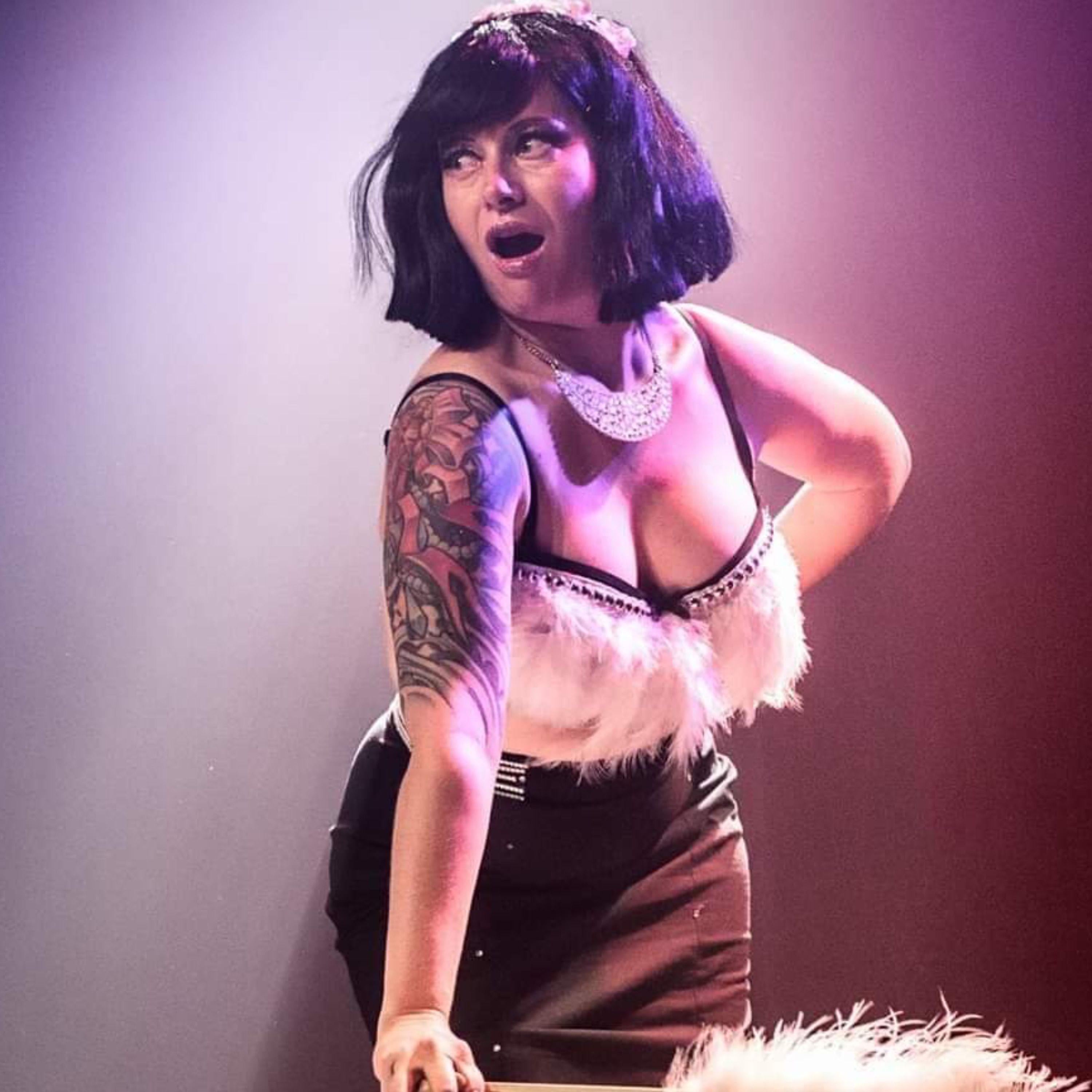 Emilie, piquée par la fièvre du burlesque