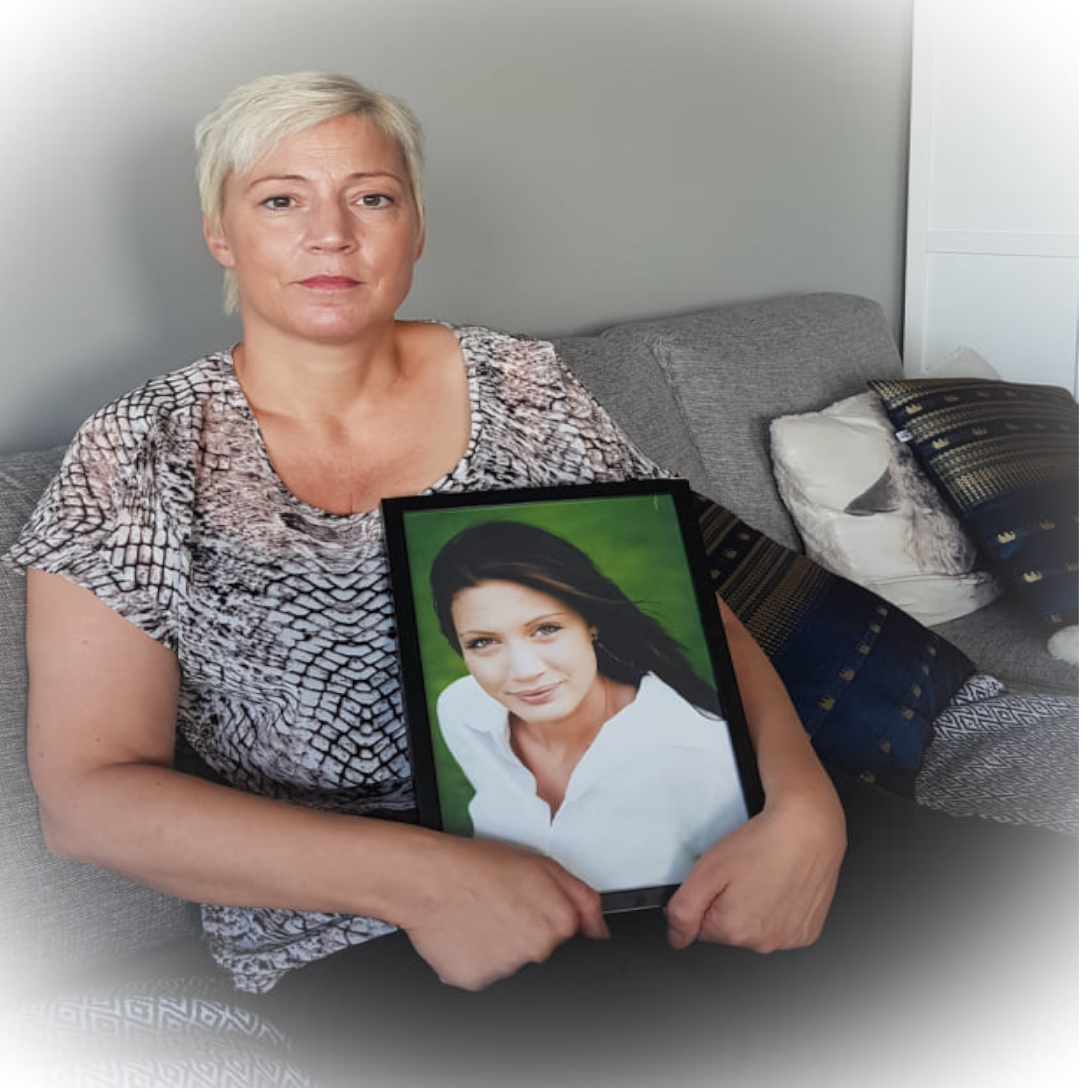 Att leva med mord . Vi träffar mamma Jennie hennes  20 åriga dotter Alicia blev mördad 2015 episode artwork