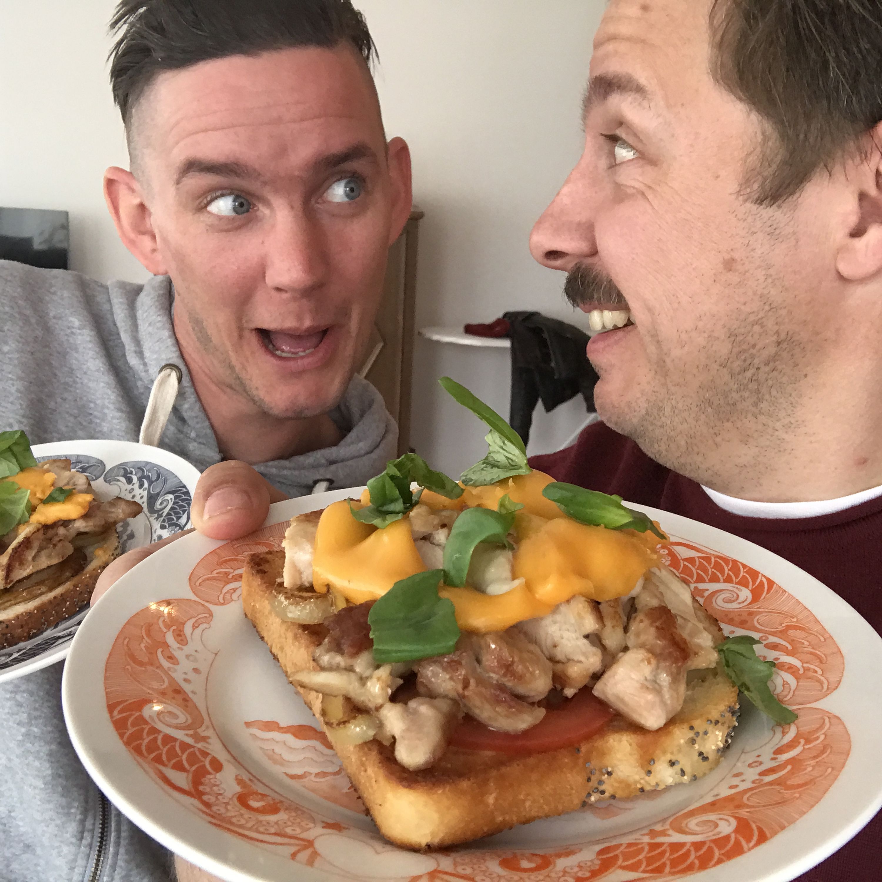 Macka 22: Kyckling och råstekt potatis med smält cheddarost episode artwork