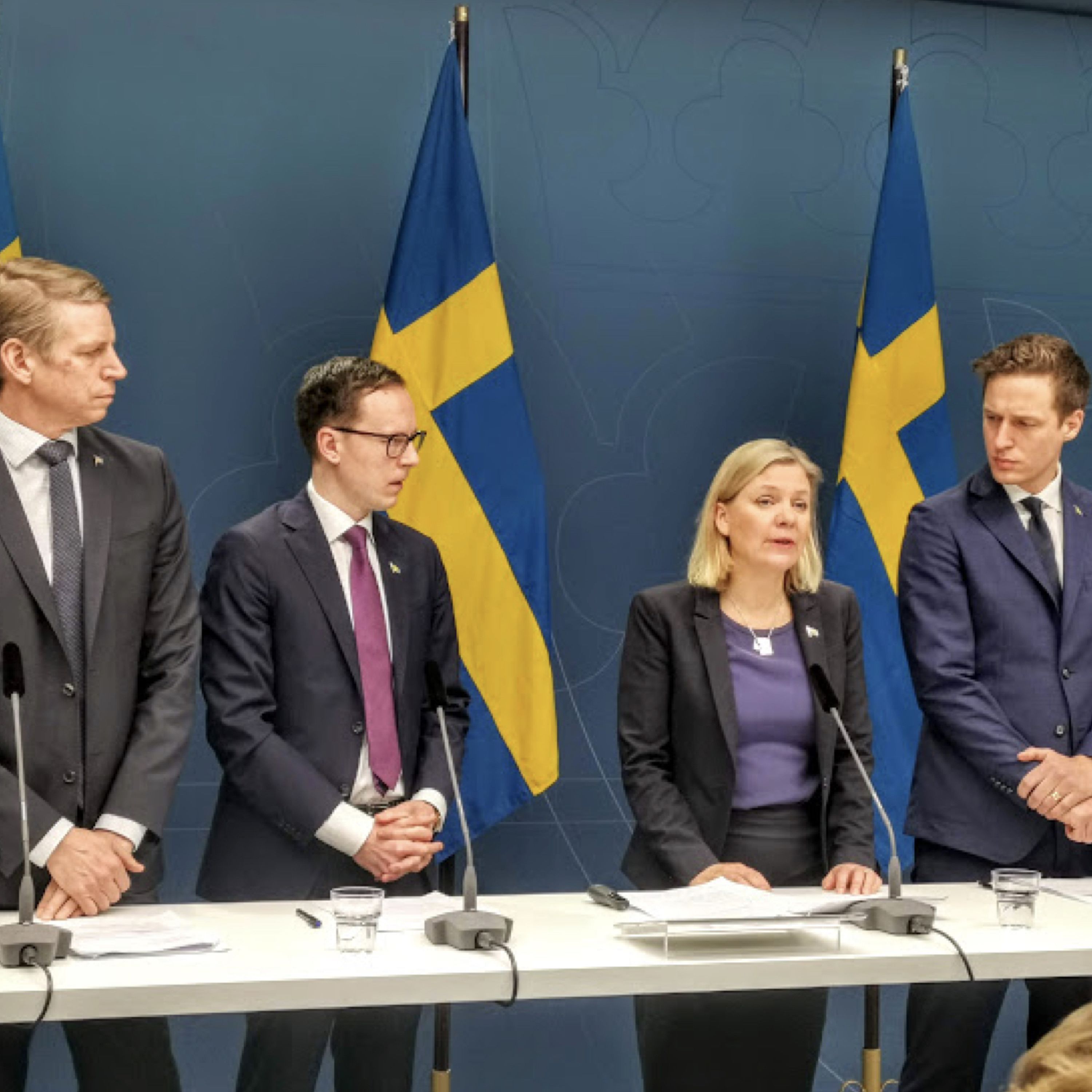 Podcast-intervjuer med regeringen om stödpaket på 300 miljarder episode artwork