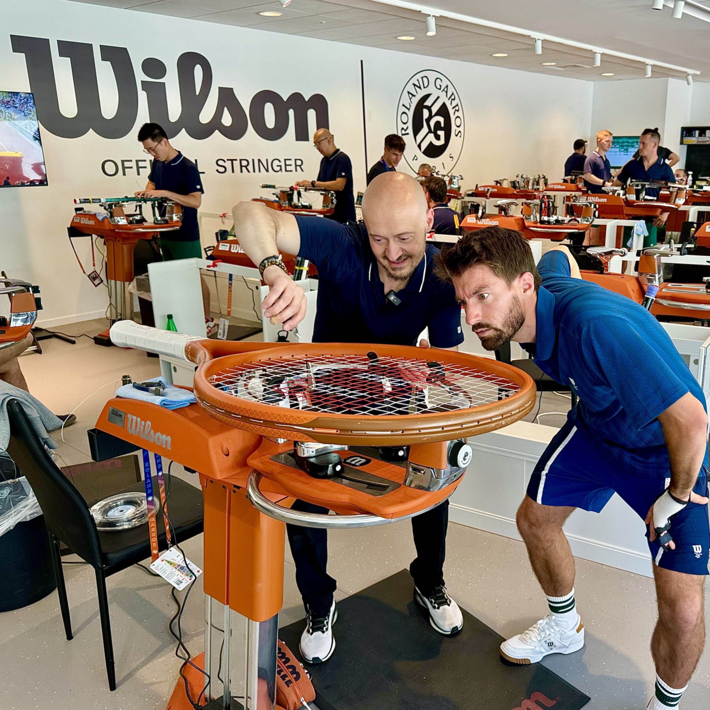 Tout sur le cordage à Roland-Garros: Il tend à 10kg / Elle tend à 38 (Stand Wilson)