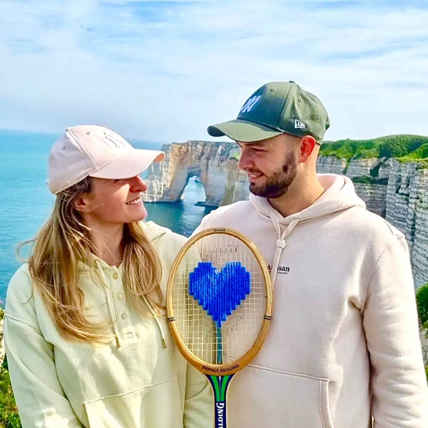 Maxence de Woodshot : Il transforme des vieilles raquettes en œuvres d’art 😳