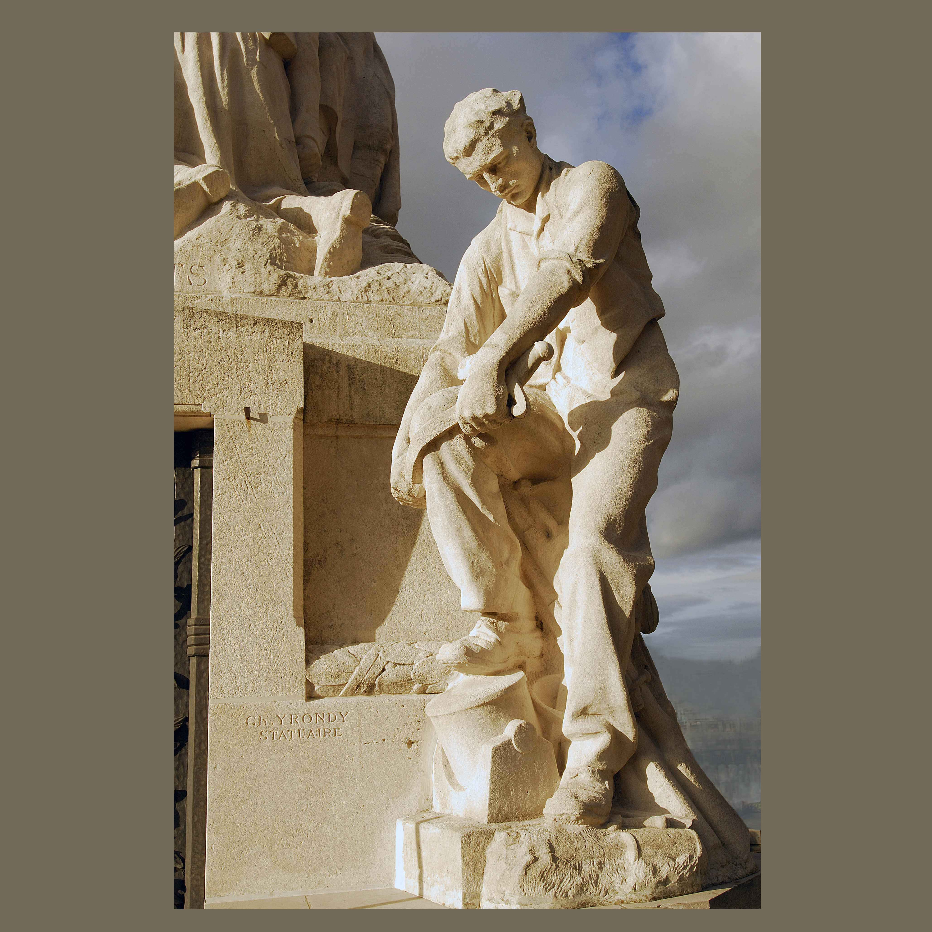 Symbole de paix et objet de discordes: le monument aux morts