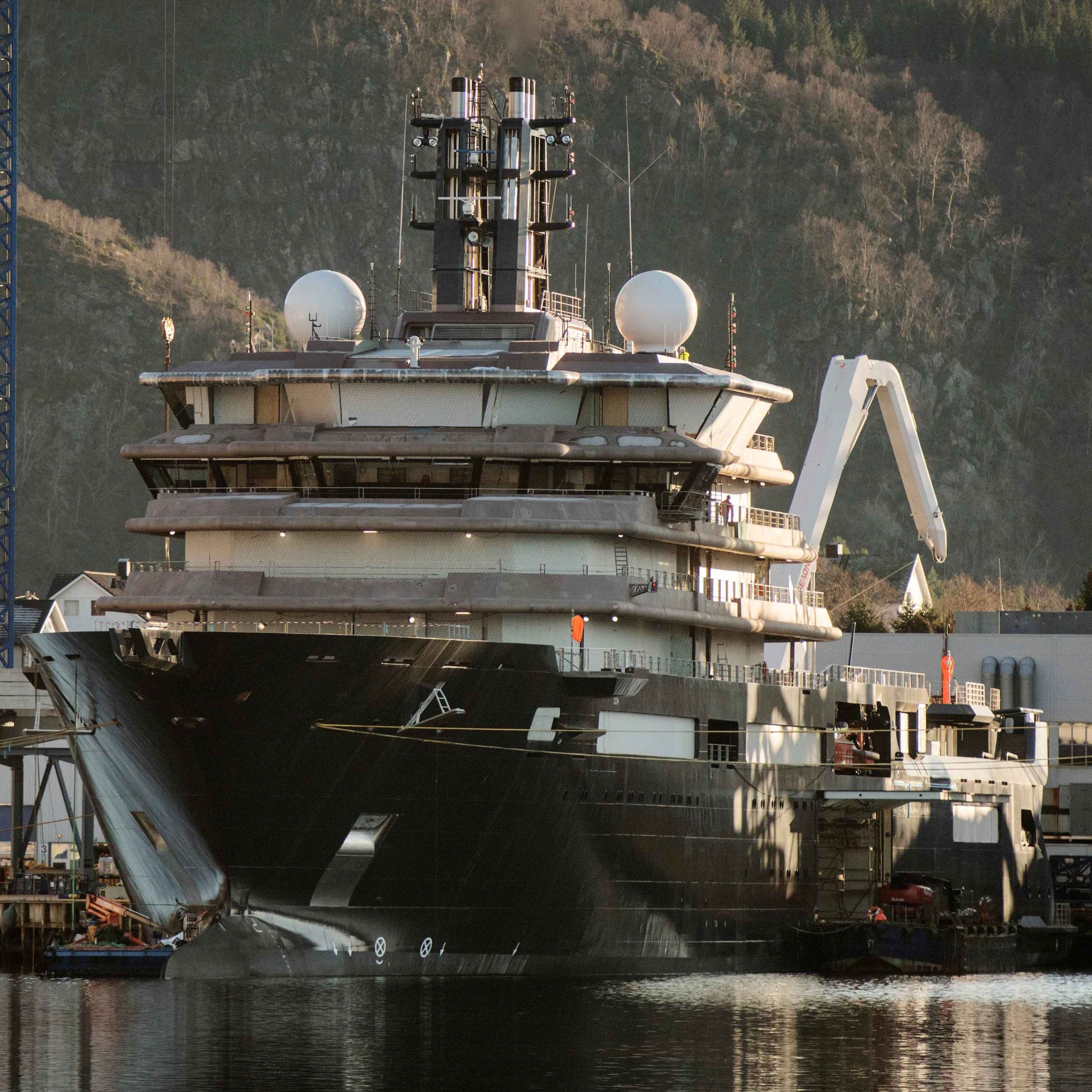 På innsiden av Røkkes superyacht