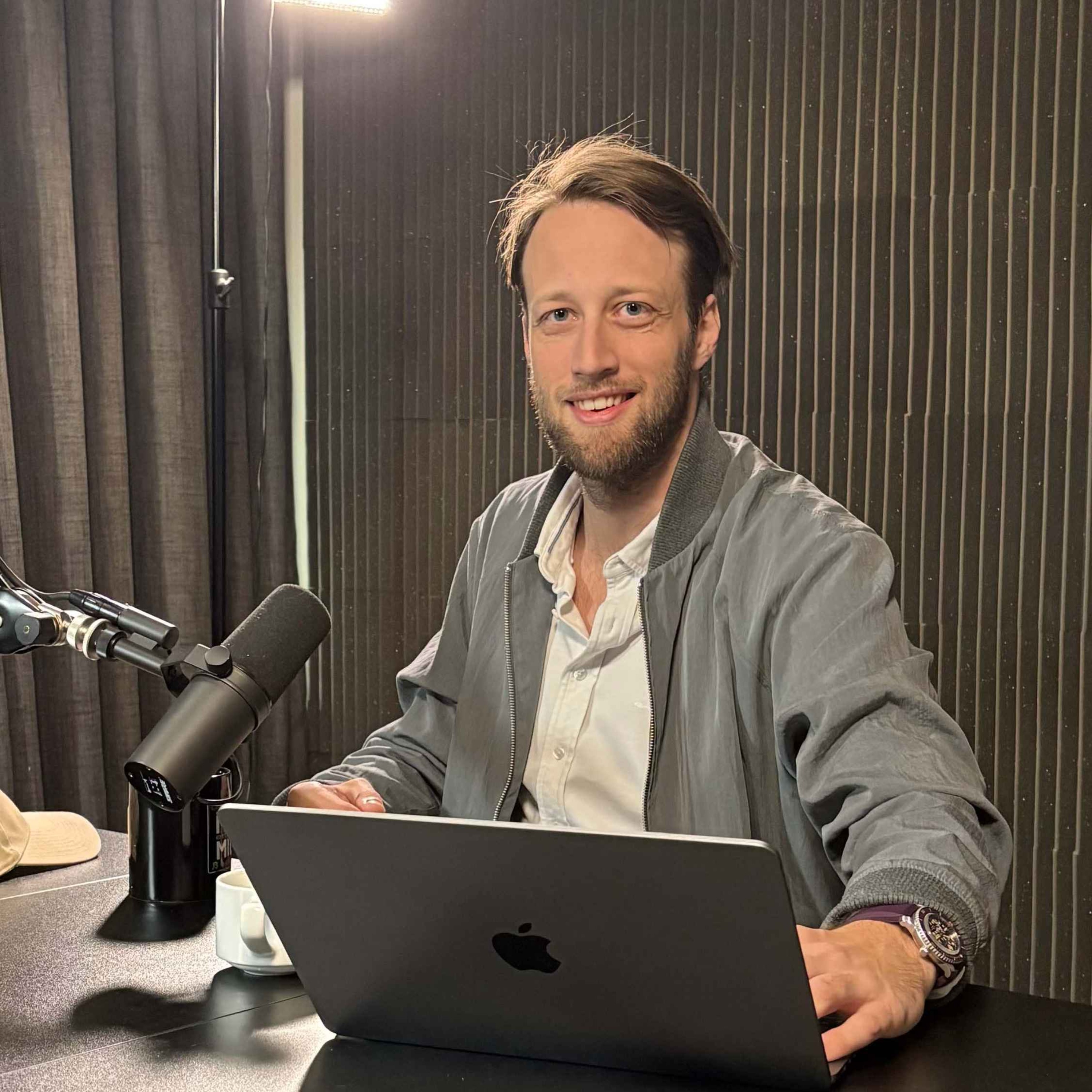 Mil etter mil - en podcast om bil Podcast: Total bom eller fulltreffer? Alt du må vite om Ferraris nye elbil Mil etter mil - en podcast om bil episode image