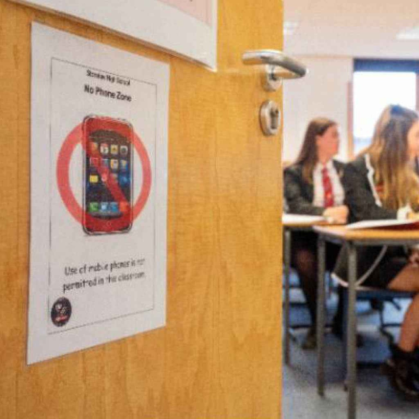Should more schools ban smartphones?