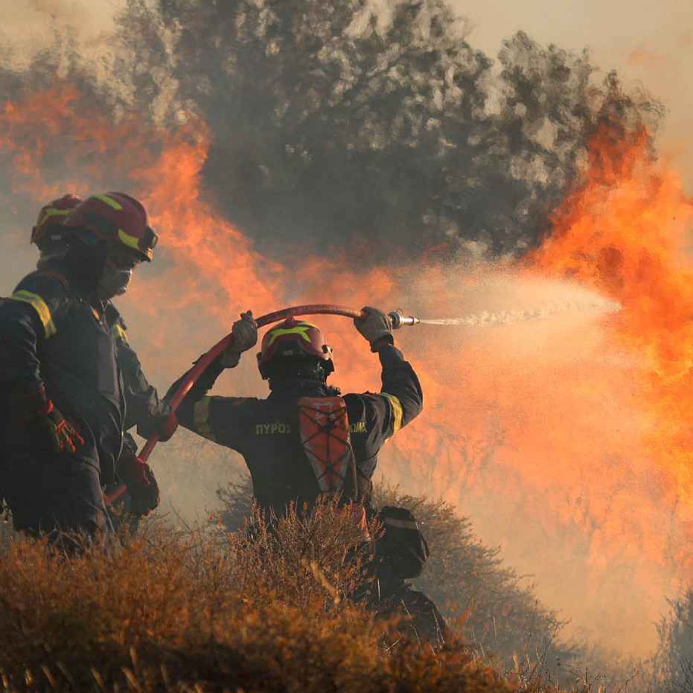 Crete wildfire: rapidly spreading blaze threatens holiday beach resorts