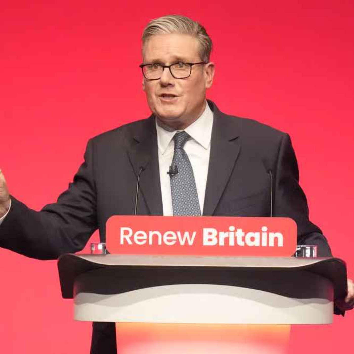 Starmer pledges rethink on international law to stop ‘Farage boats’
