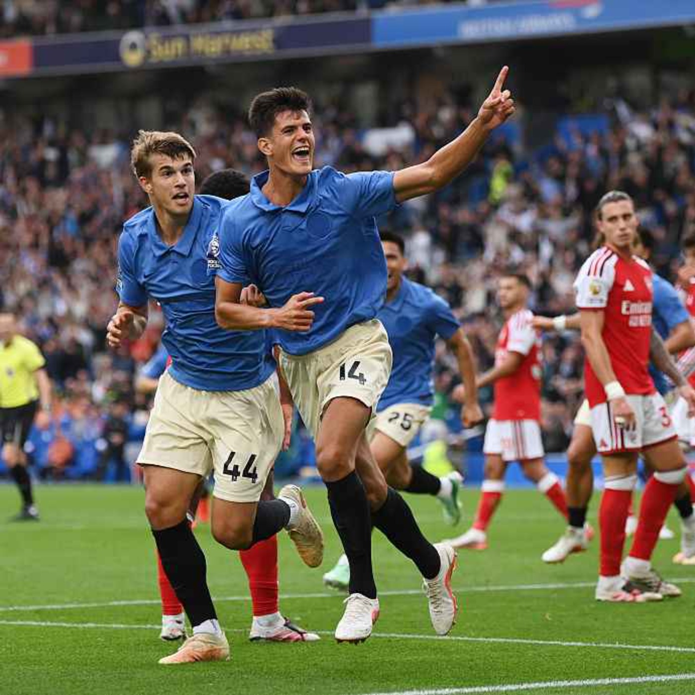Man City go top after Arsenal pecked by the Seagulls!