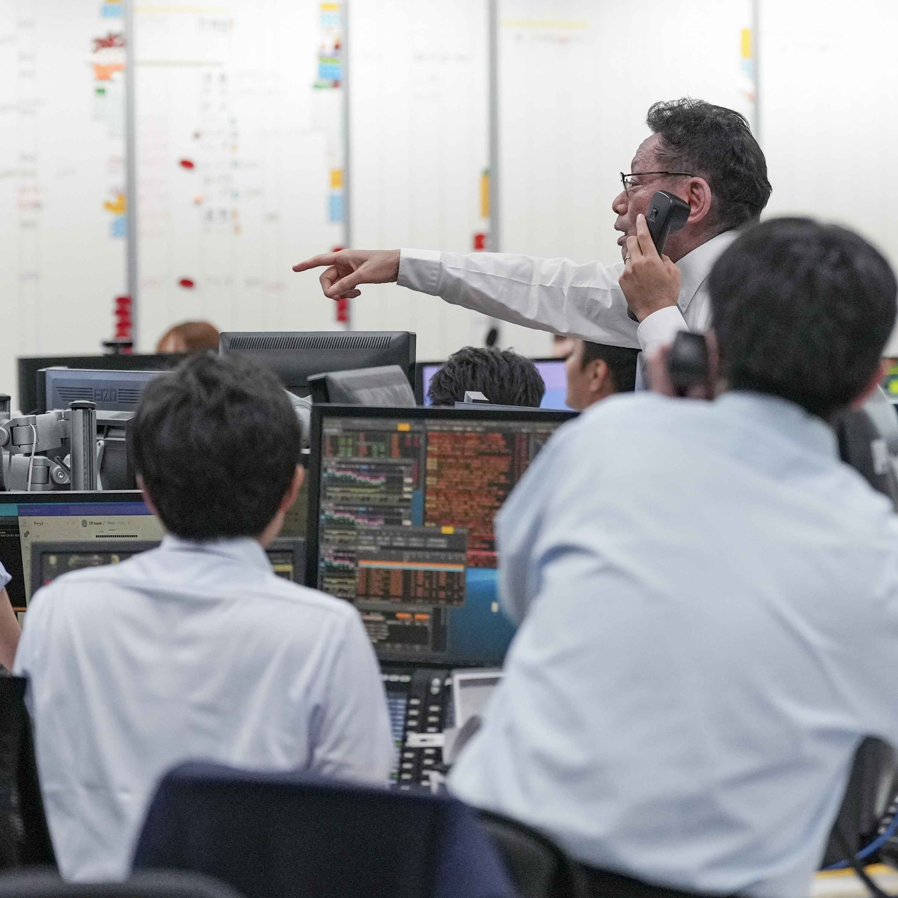 Do bond markets rule the world?