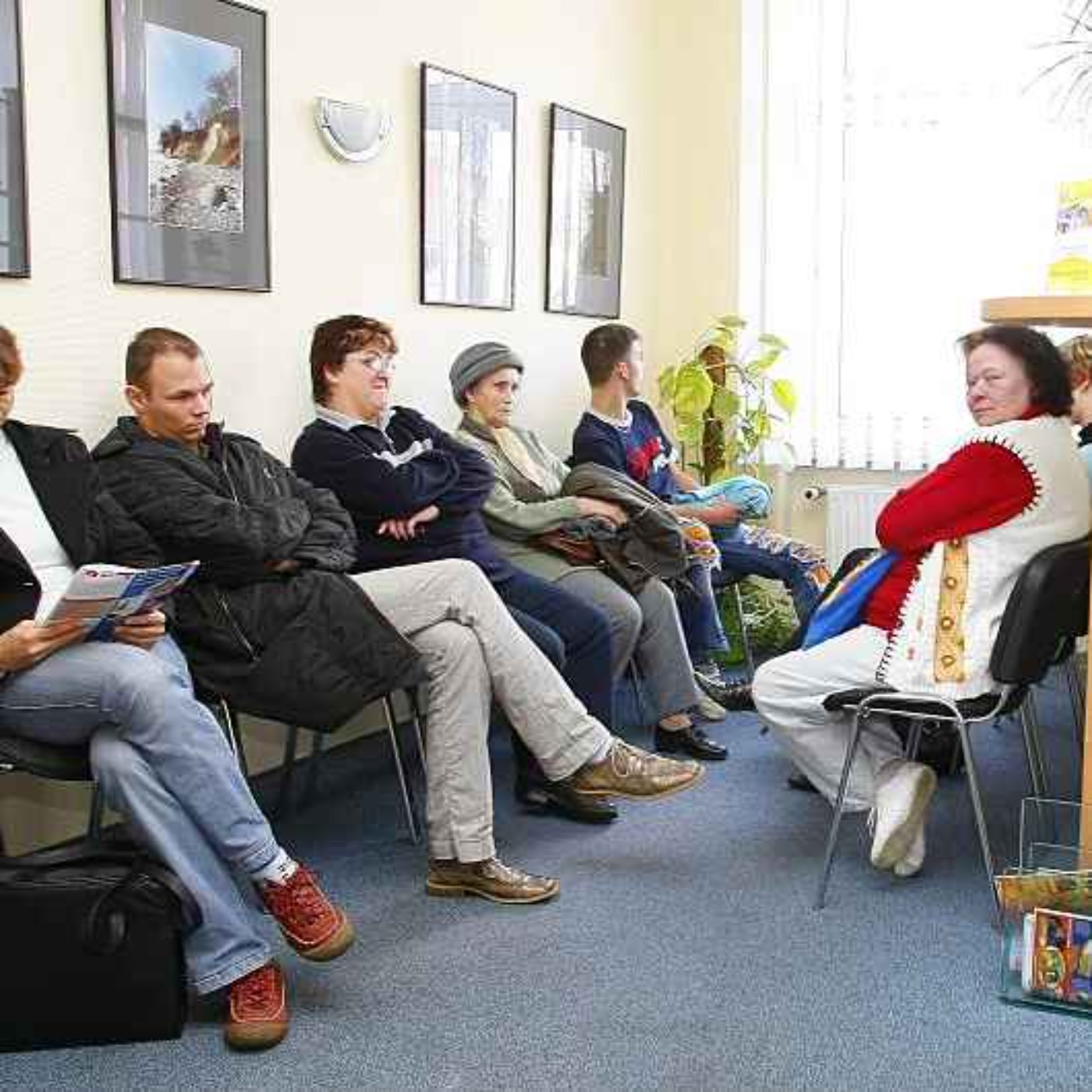 5430: LISTEN¦ Should well-off people pay more for their healthcare? A senior GP, Dr Tom Black, told Frank that the NHS is so underfunded and understaffed that it's affecting life expectancies