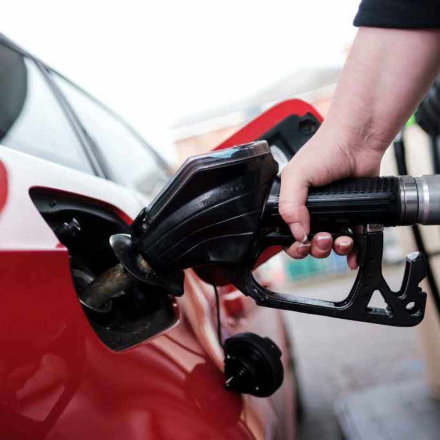 5495: LISTEN¦ Why are petrol prices at a five year low? Could they go down further? Why is diesel not falling at the same rate? Frank spoke to Karen Smyth from the Consumer Council