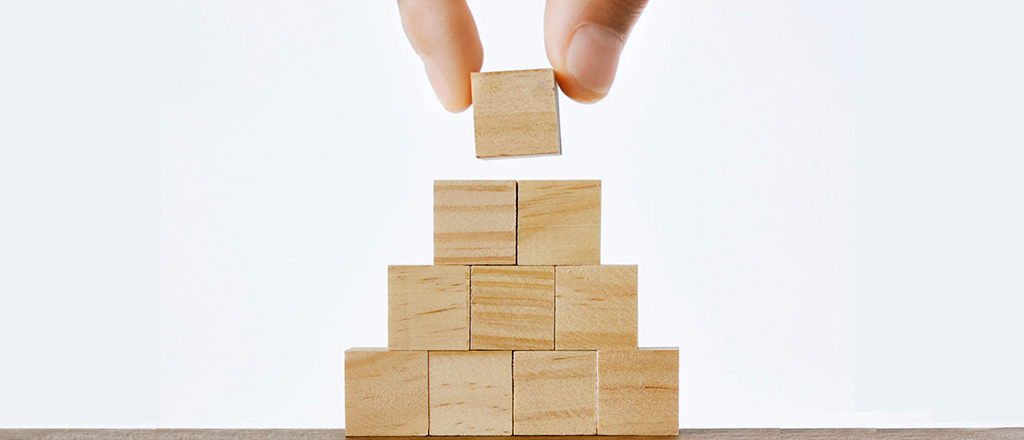 Falling Flat: Why Startups Need Hierarchical Structure - podcast episode cover