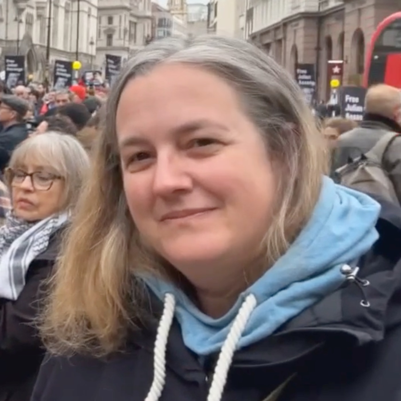 Schweizer in London: Warum Claudia nach Grossbritannien reiste, um für Assange zu protestieren