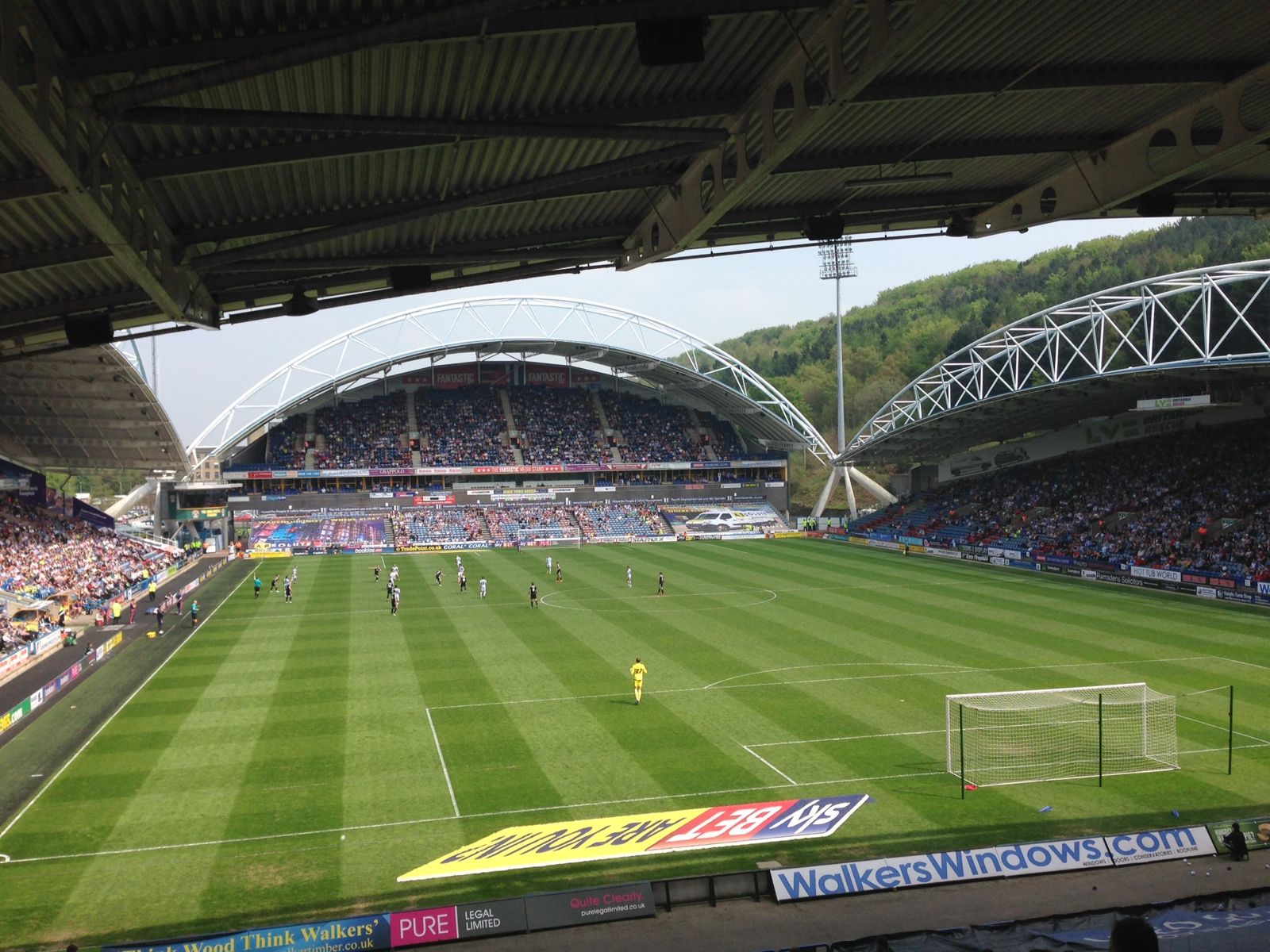 190: Huddersfield 1 Brentford 5 - post-match podcast from the pub