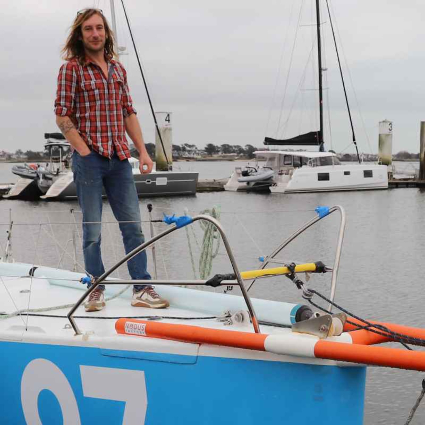 Manu Wattecamp nous accueille sur Kong, son Open 50 amarré au port du Kernevel, à Lorient
