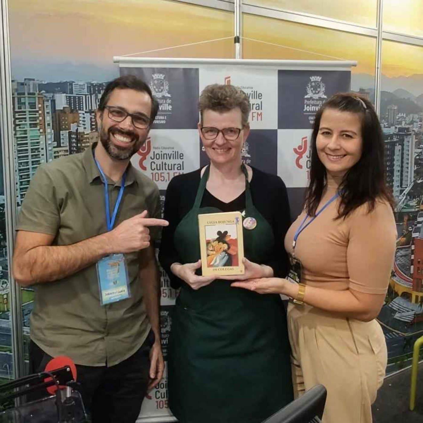 PAPO EM DIA - Podcast "Entre Estantes": obra “A Bolsa Amarela”, da autora gaúcha Lygia Bojunga e balanço do Festival Literário de Santa Catarina (EP. 5) - Claudia Roque, Carol Spieker e Jeferson Corrêa.