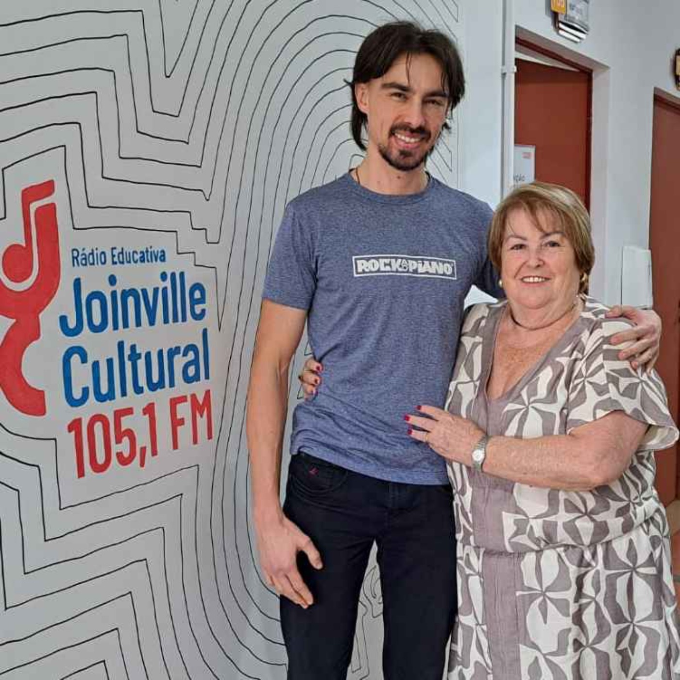 PAPO EM DIA - Sociedade Harmonia-Lyra recebe o espetáculo “Rock ao Piano” em homenagem à Discolândia - Pianista Bruno Hrabovsky e ex-proprietária do estabelecimento, Marli Avancini.
