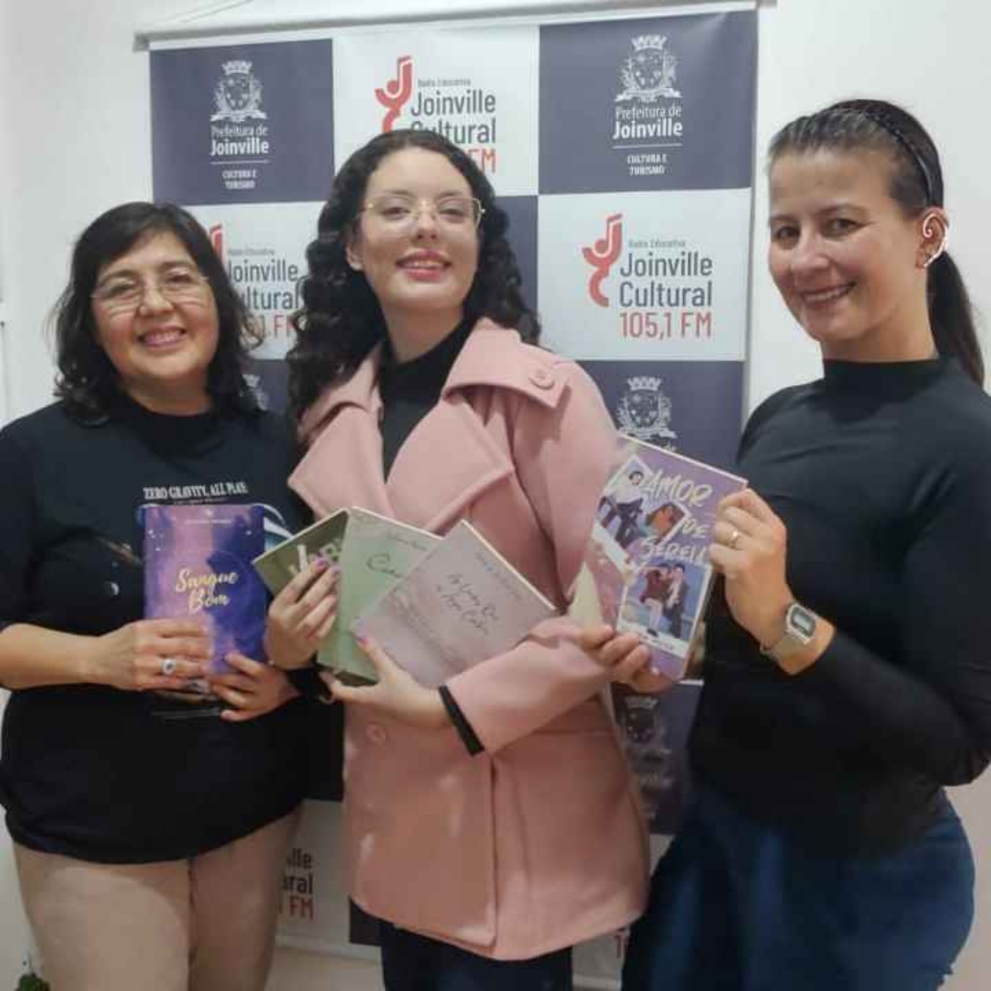 PAPO EM DIA - “Podcast Entre Estantes” Escritora joinvilense de 19 anos já acumula cinco obras publicadas - Juliana Moser episode artwork
