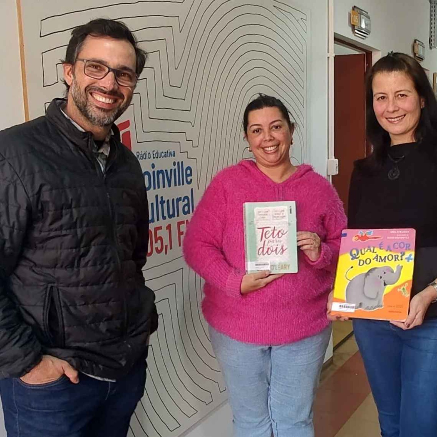 PAPO EM DIA - “Podcast Entre Estantes” apresenta dois livros que exploram diferentes formas de amor - Claudia Roque e Karin da Silva Felippe episode artwork
