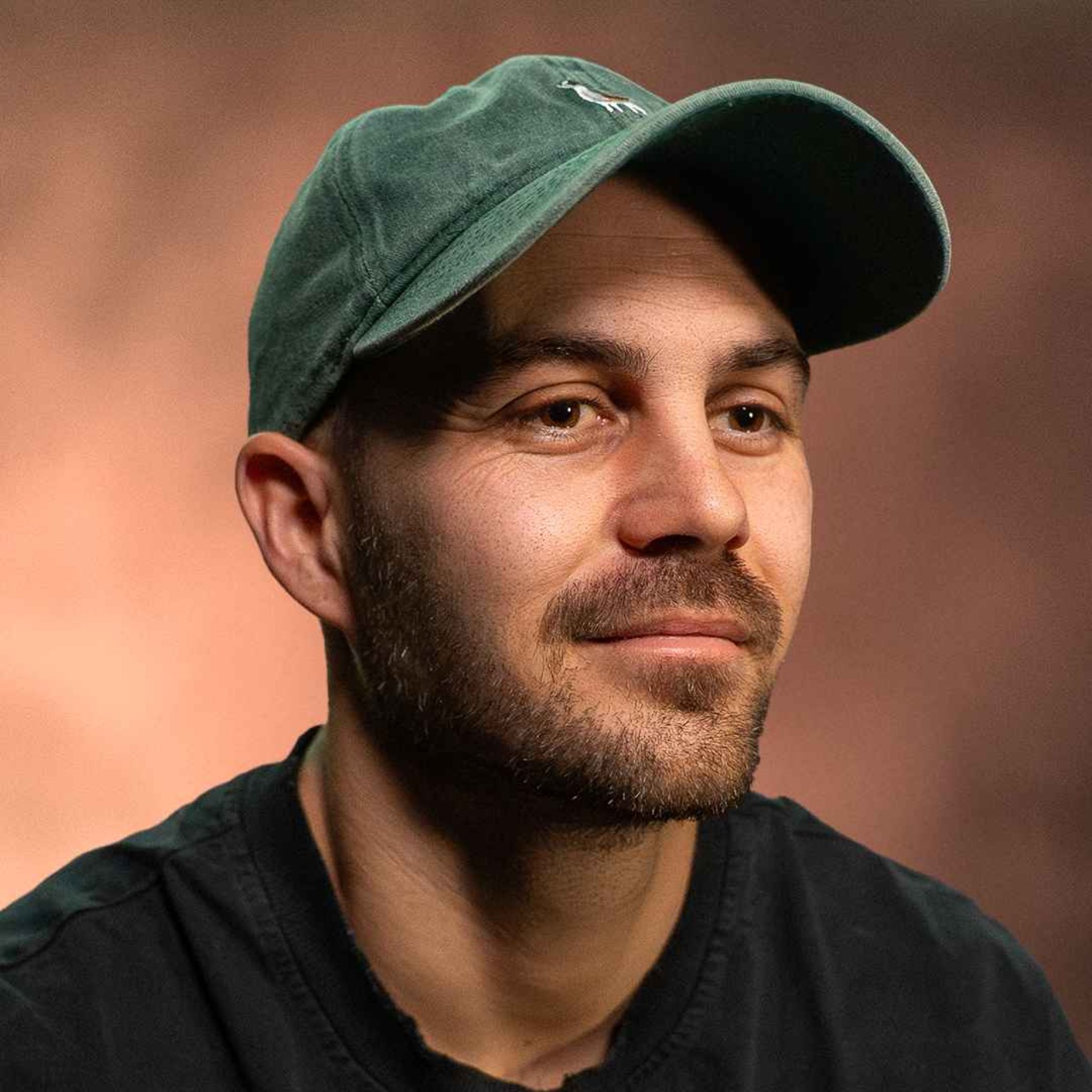 Cannibal tribes, chimpanzees, lions... He photographs extremely rare moments and animals.