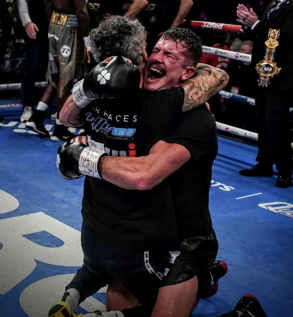 809. BOXING REVIEW: TOP BOLLOCKS