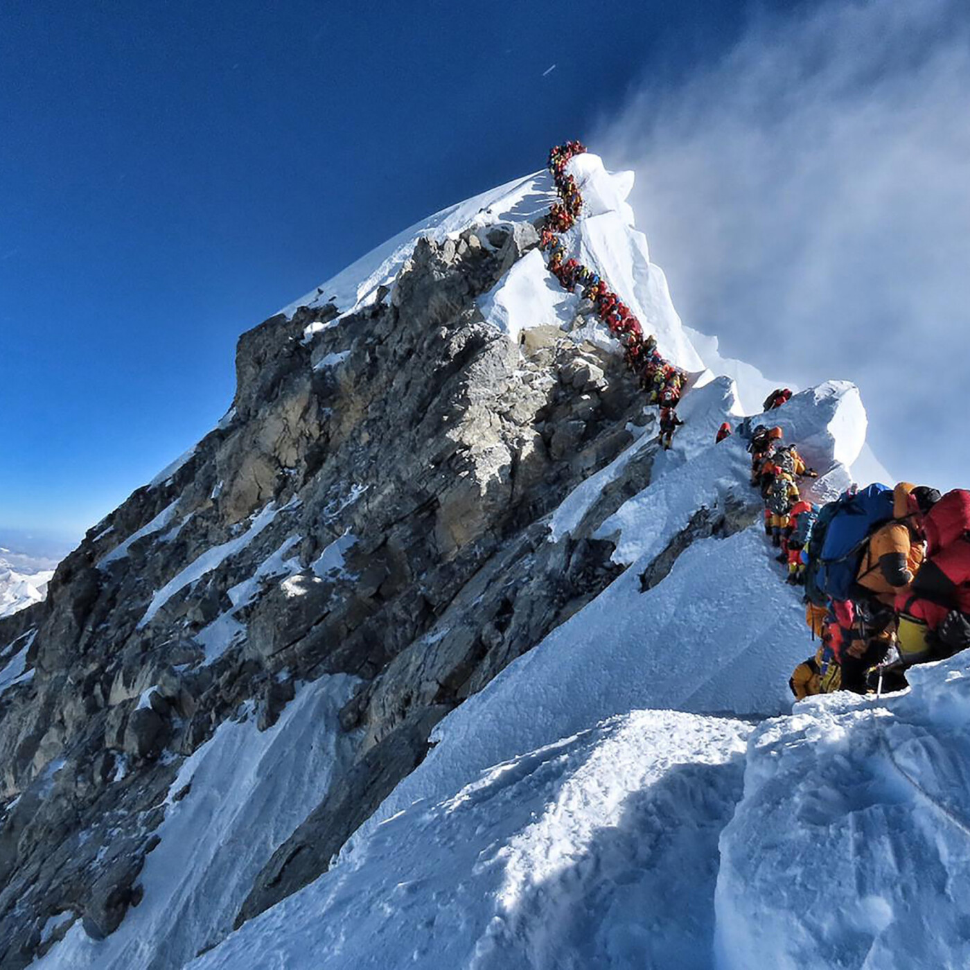Mourir sur l'Everest : un cimetière à ciel ouvert et une logistique complexe des corps