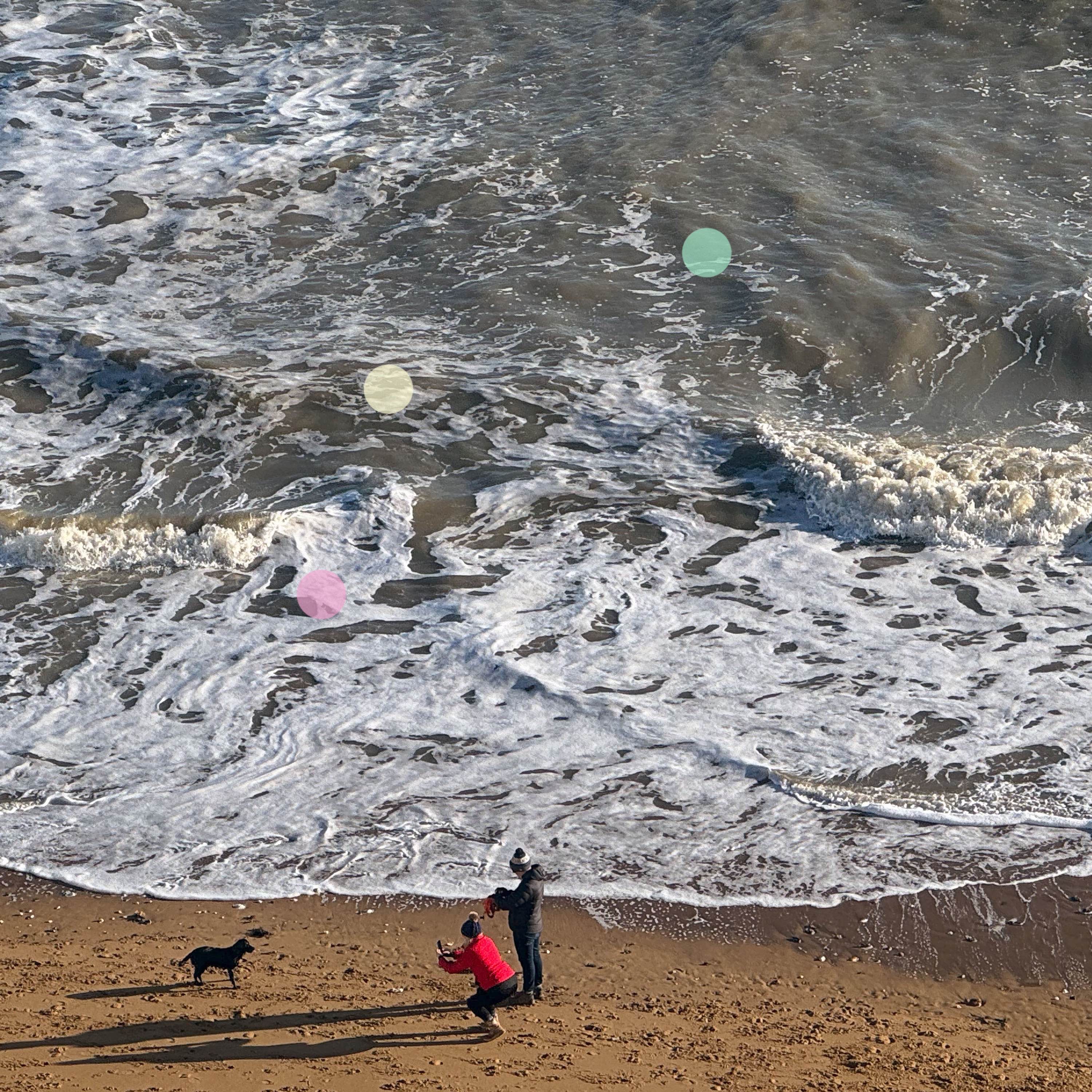 真冬の海岸散歩｜うねる波と冷たい海の空気