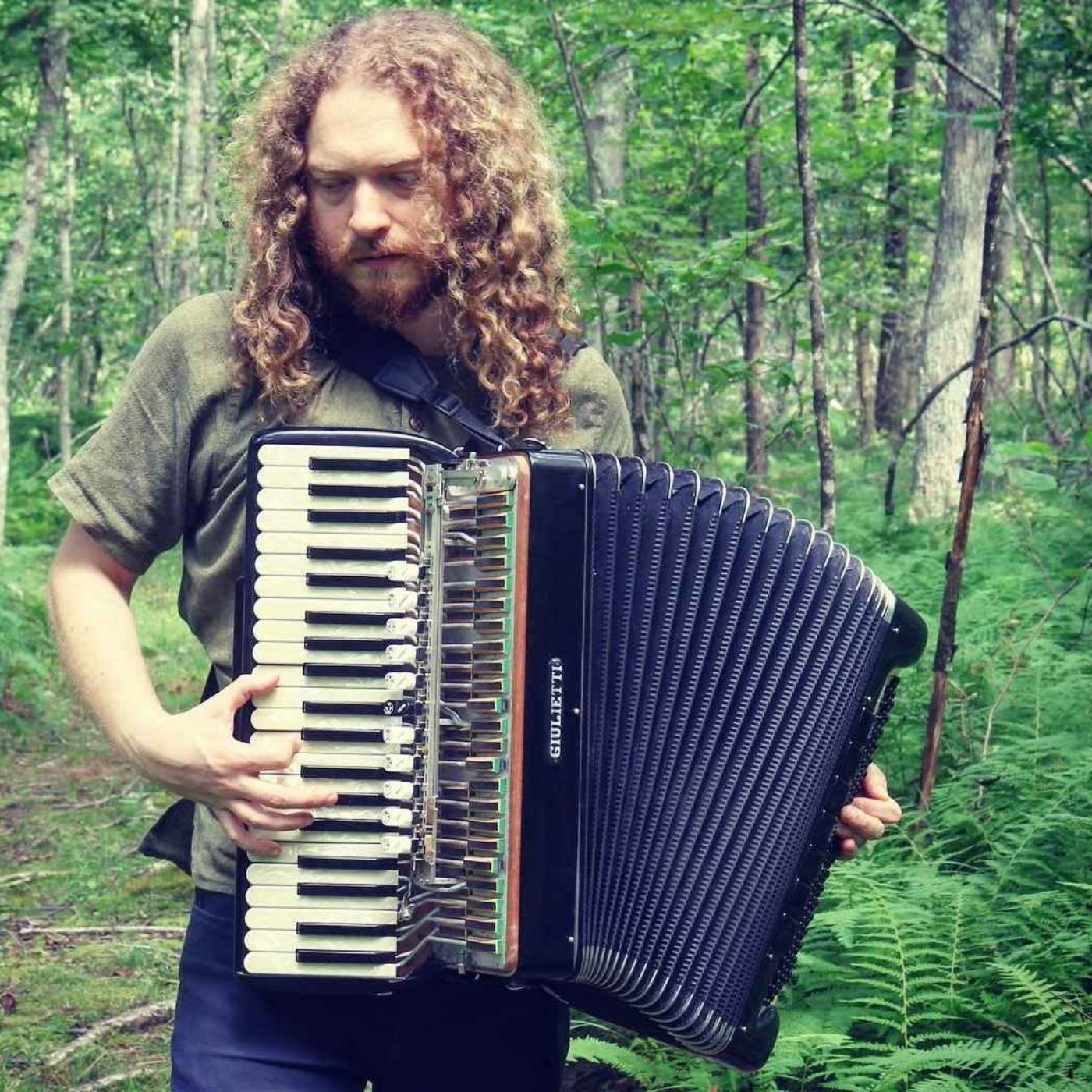 Ben Richter re-accorde son accordéon pour jouer avec la microtonalité [ENGLISH]