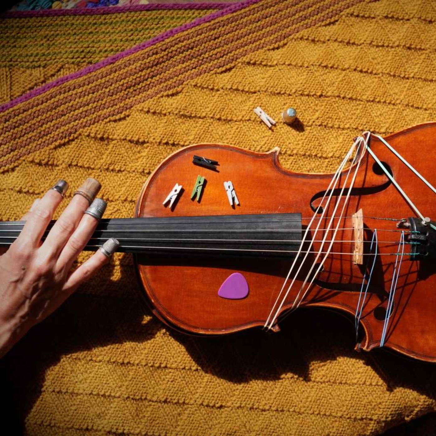 Avec une aiguille à tricoter, Julie Michael transforme son alto en instrument de percussion