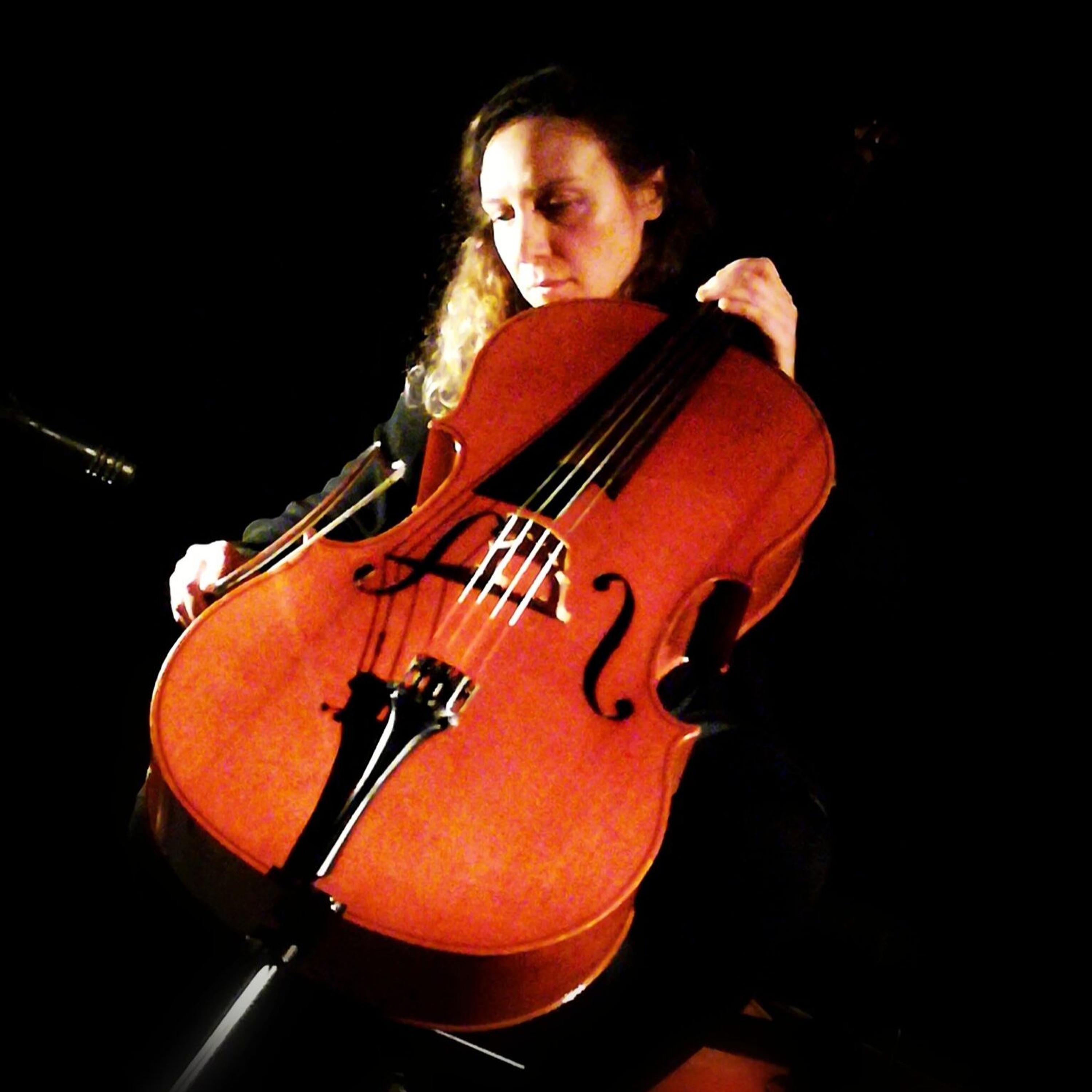 Deborah Walker en trio de violoncelles explore l’accordage de Pascale Criton