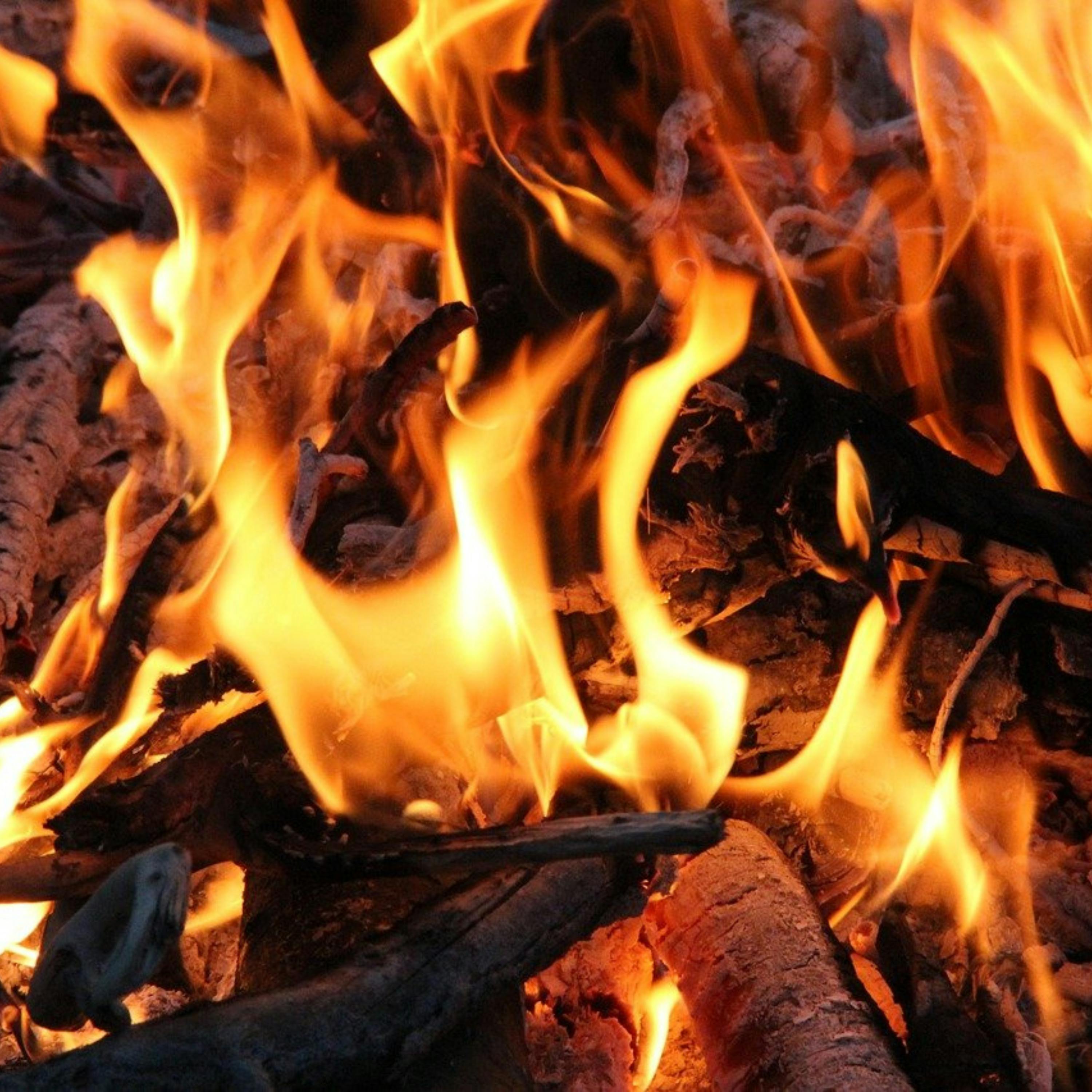 😴🔥🎵 Explore la RELAJACIÓN Profunda con el FUEGO Crepitante y una MÚSICA Suavemente Encantadora