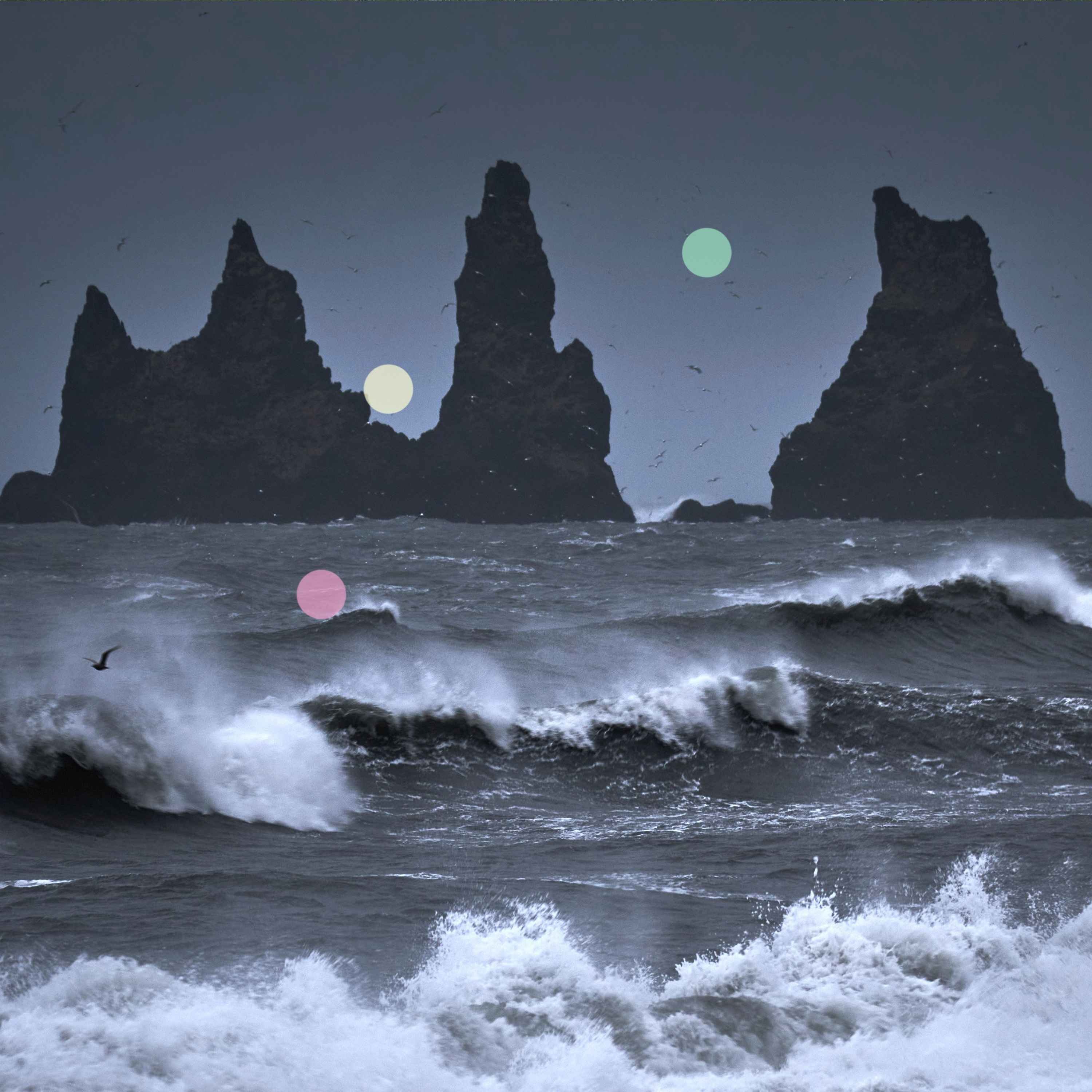 Onde potenti e lontane sulla spiaggia nera di Reynisfjara episode artwork