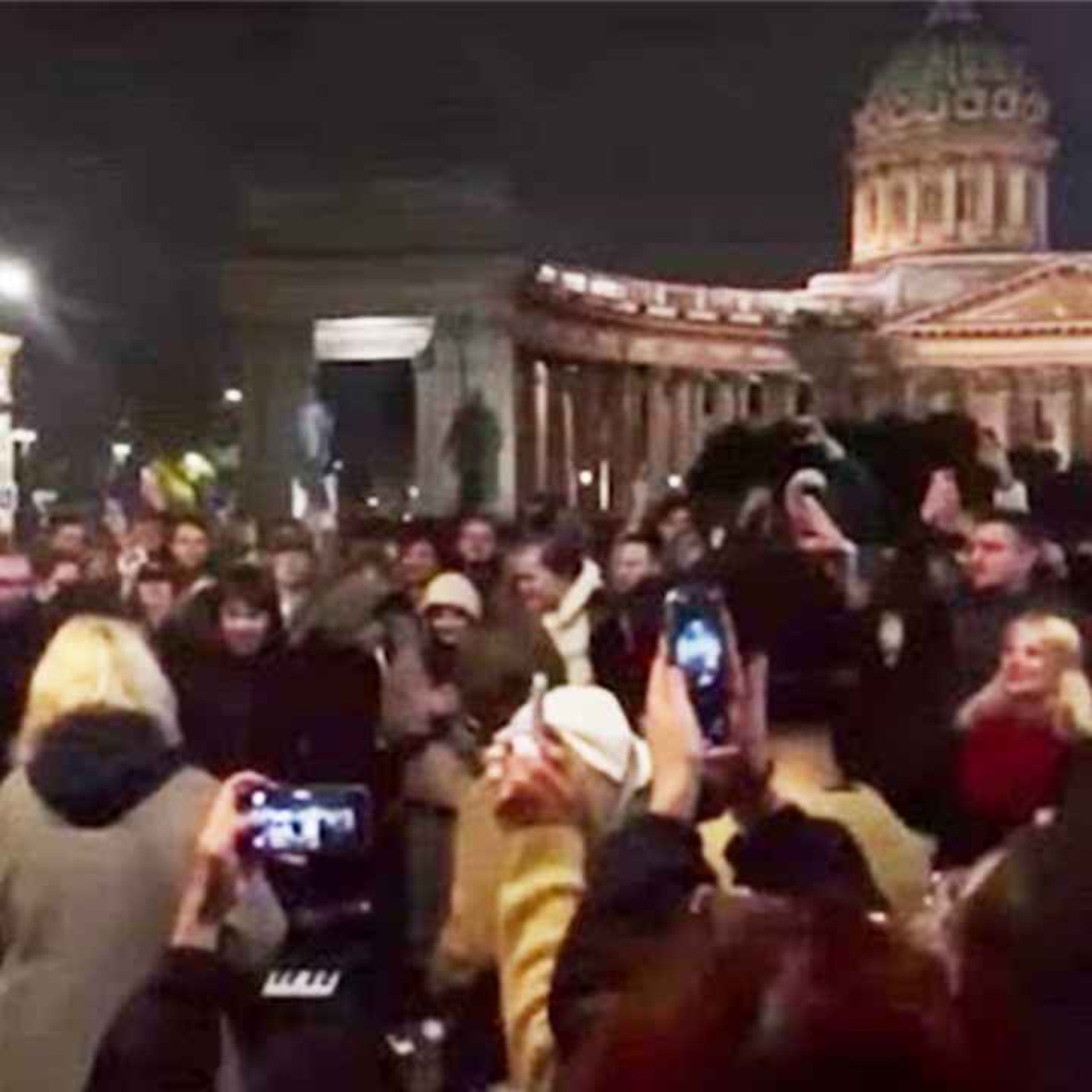 Толпы в Санкт-Петербурге поют о свержении Путина
