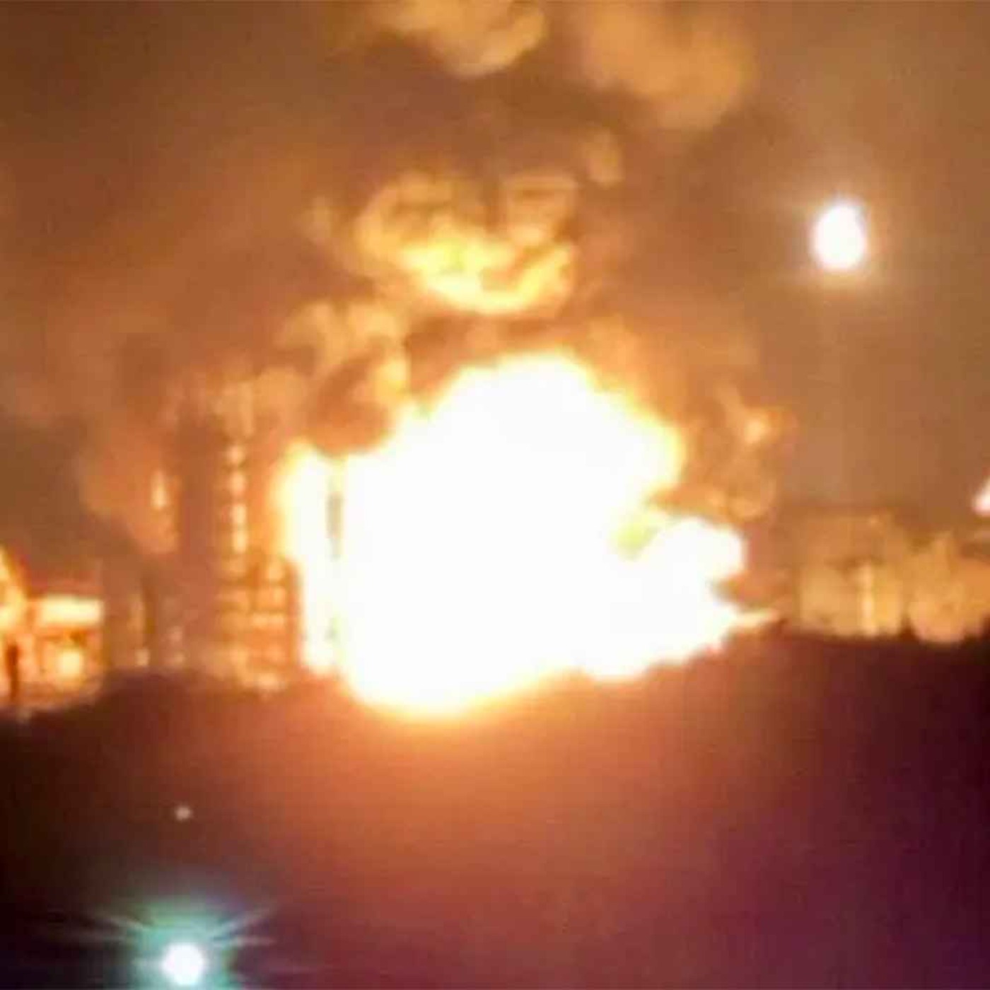 Потужний вибух на «ключовому» нафтопереробному заводі Росії та як Китай таємно постачає їй дрони