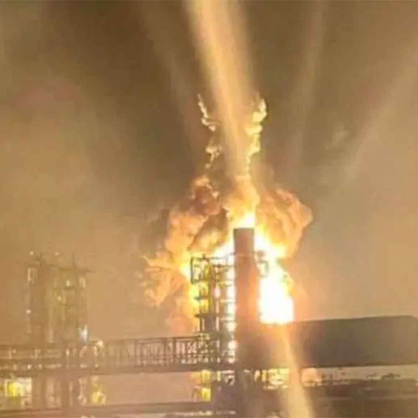 Величезні вибухи по всій Росії, Україна знищує нові ключові нафтогазові об’єкти, а під Куп’янськом повідомляють про масштабні втрати