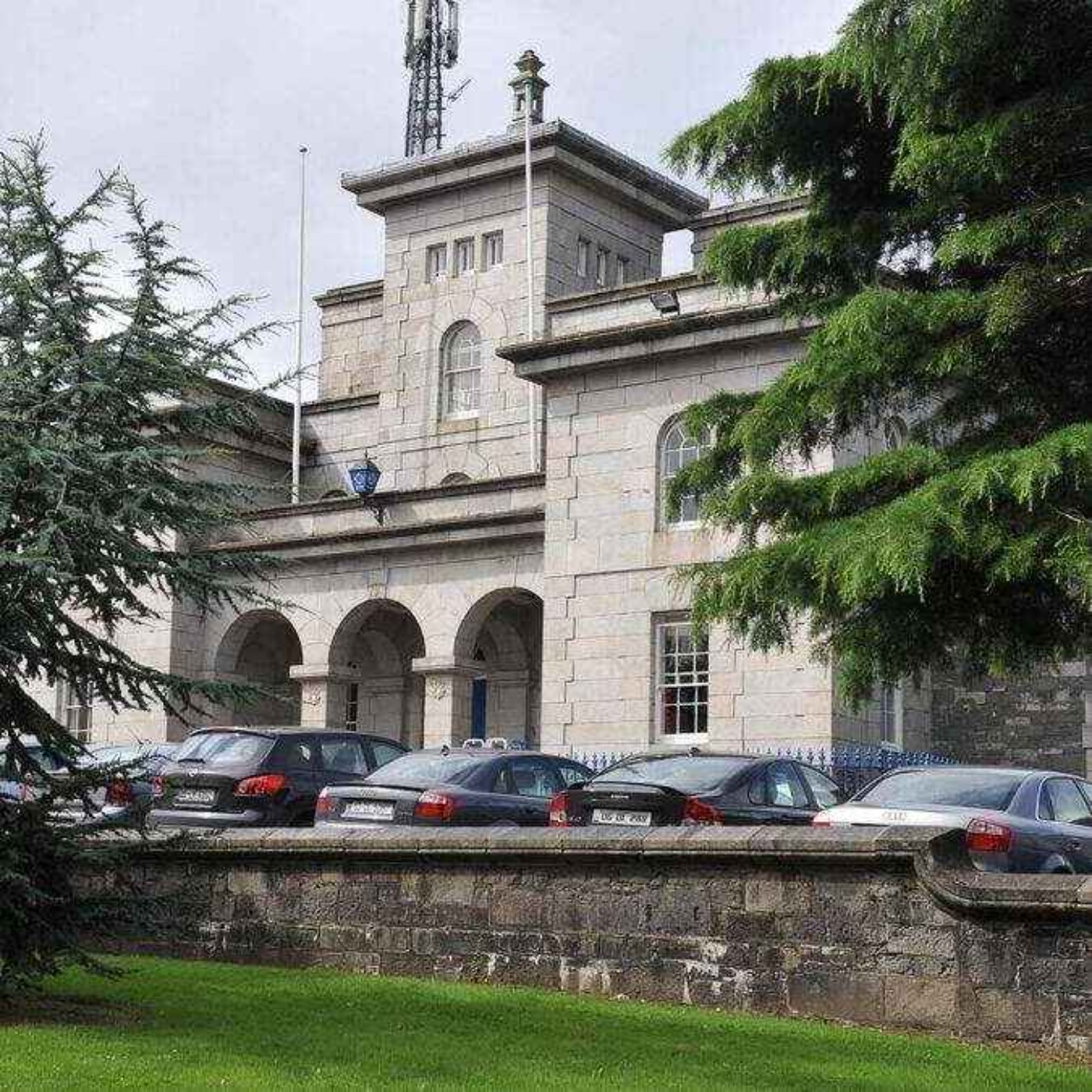 Two Gardaí Injured in Attack Outside Dundalk Garda Station - 06/07/2026 episode artwork