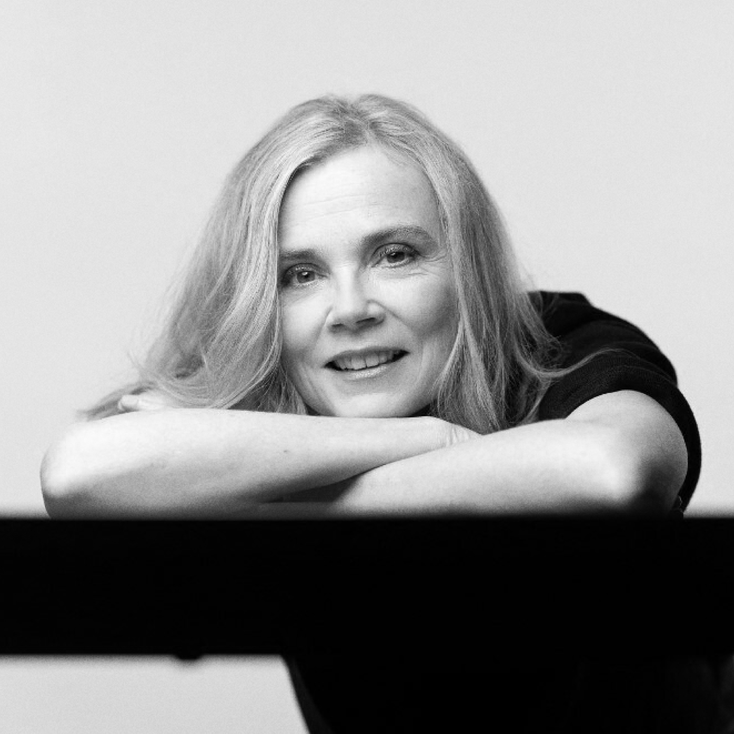 #165 Isabelle Carré, actrice, réalisatrice et écrivaine : « On prend davantage au sérieux un jeune garçon quand il dit qu’il va mal. Alors que les filles… c’est ses hormones, c’est une drama queen, ça peut être ses règles… »