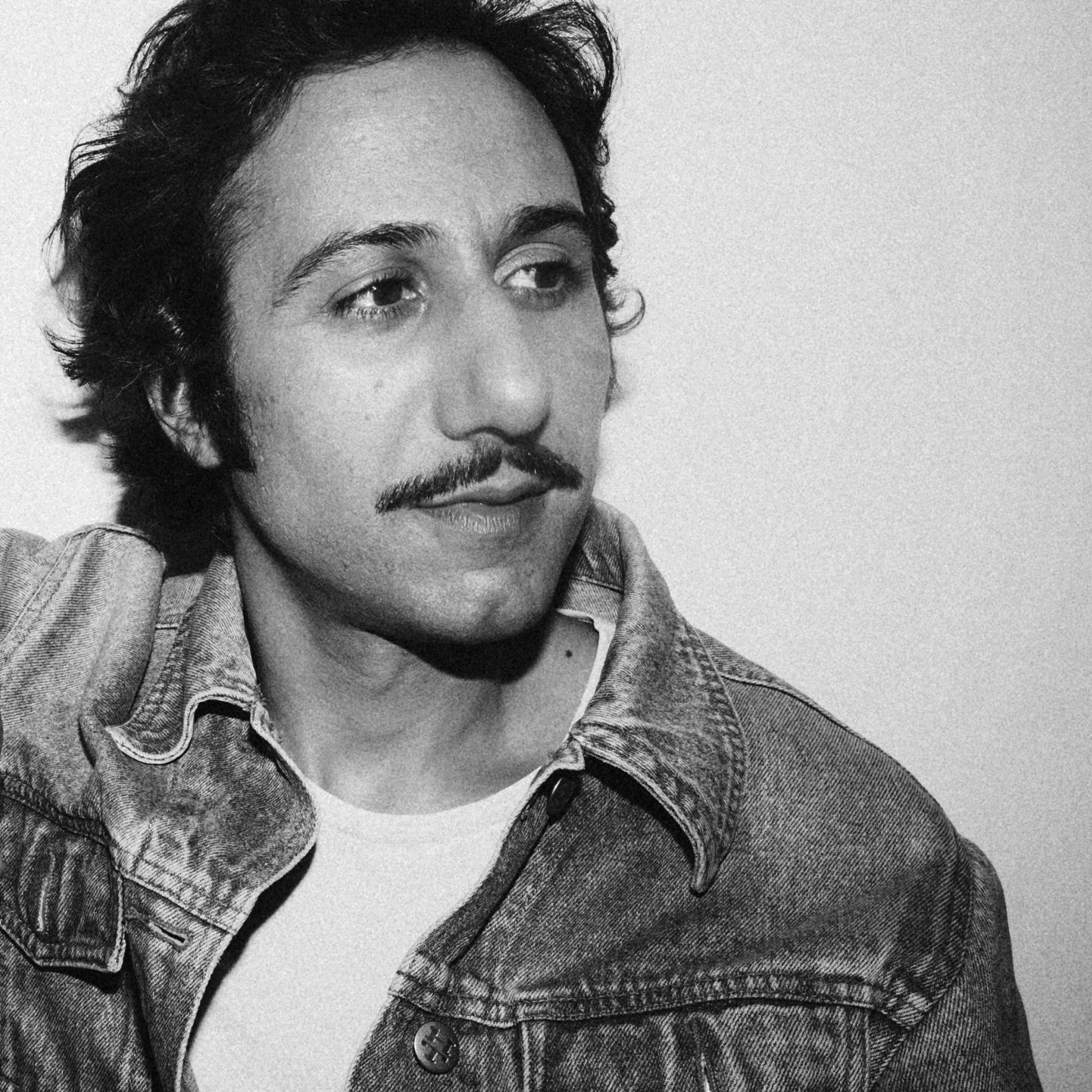 #180 Arthur Teboul, chanteur et poète : « A l’époque, j’écoutais Gala et les Spice Girls. Mon père mettait Depeche Mode et Radiohead, il y a une sorte de dissonance qui apparaît »