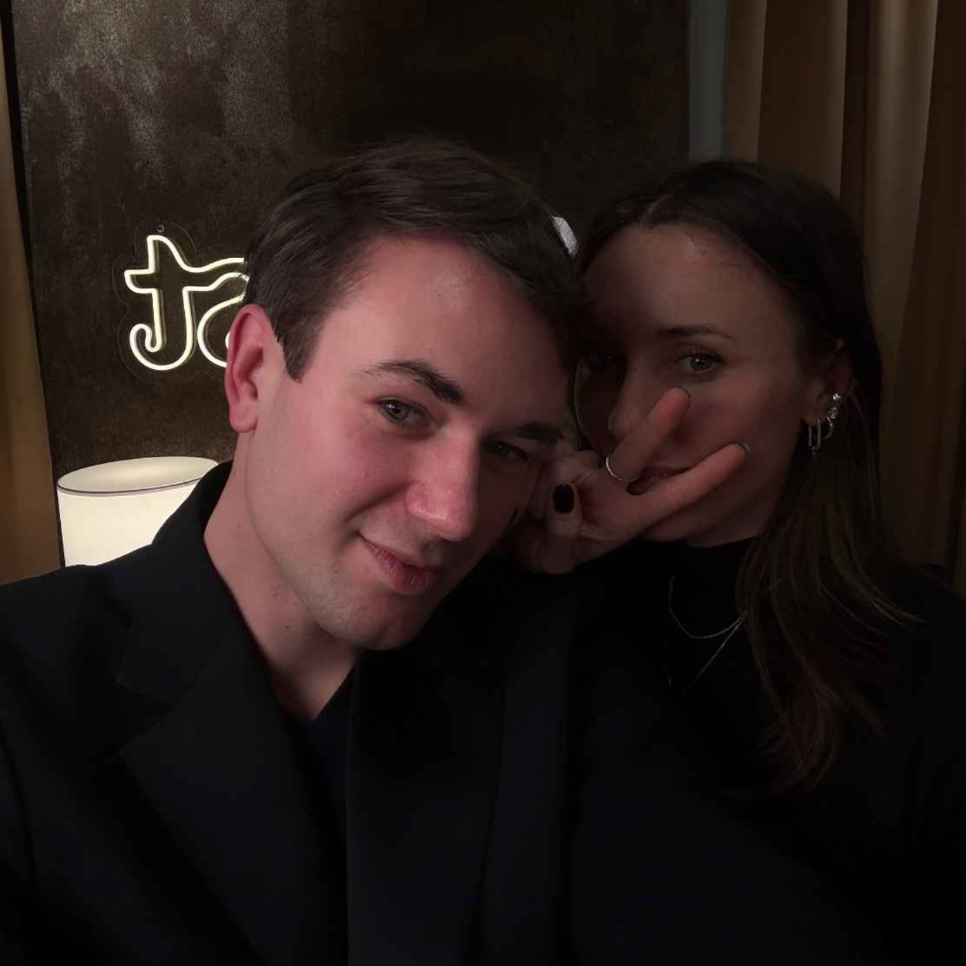 11. Iza & Charlie - Det är nyår så ta en shot och sluta tänk! 11. Iza & Charlie - Det är nyår så ta en shot och sluta tänk!