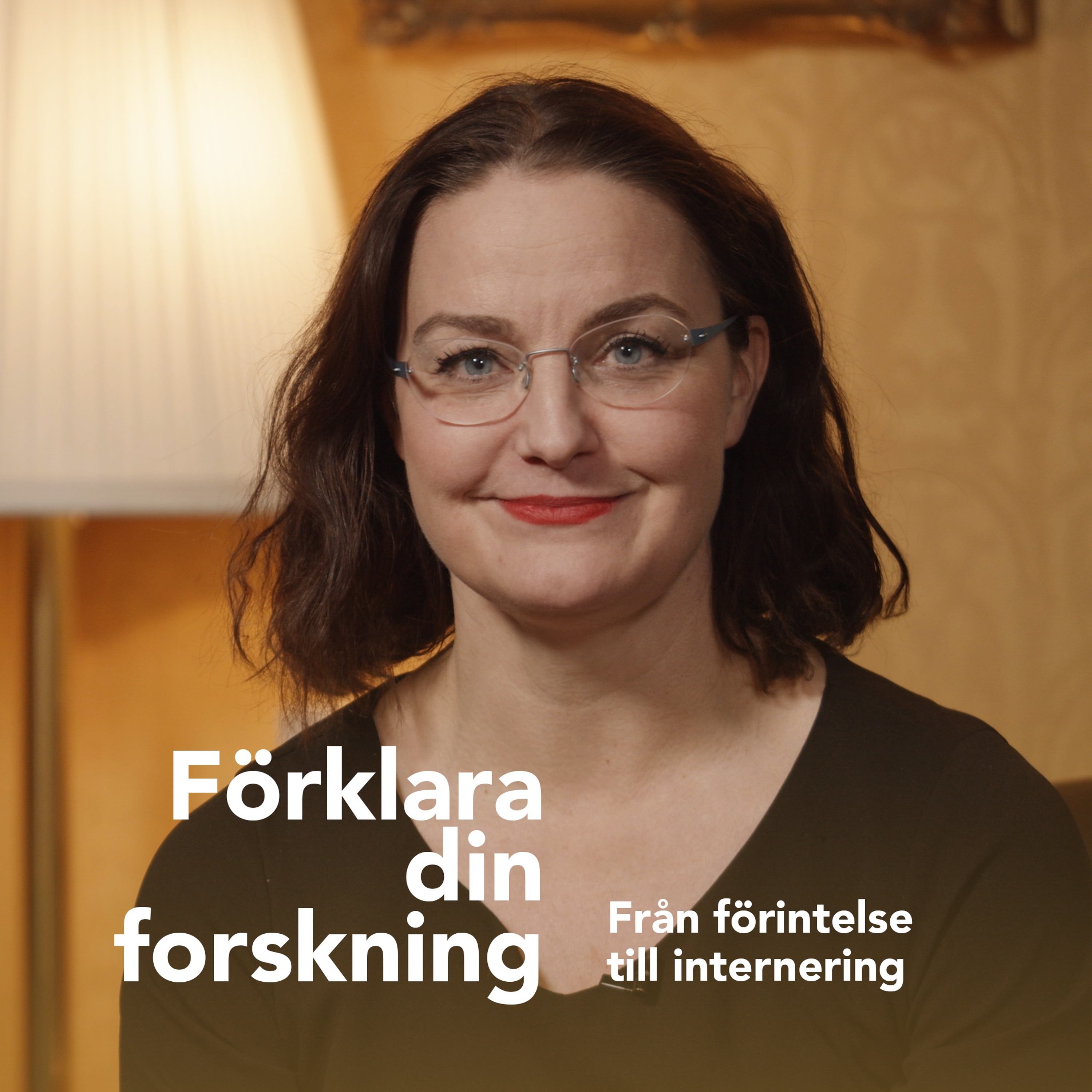 Podcastbild: 39. Förklara din forskning 2023 – Från förintelse till internering med Britta Zetterström Geschwind