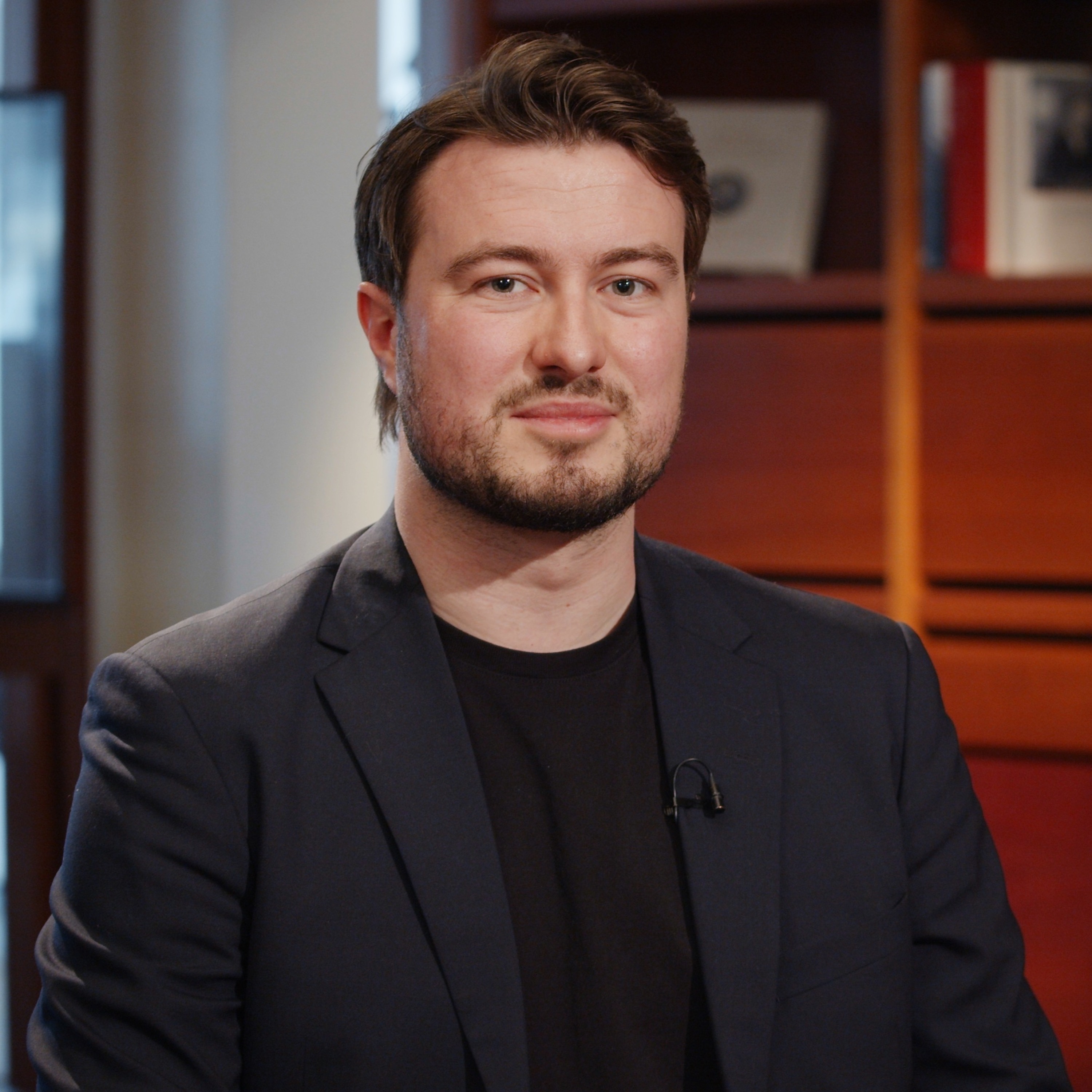 Podcastbild: 28. Förklara din forskning 2021 – Är humaniora folkhemmets styvbarn med Hampus Östh Gustafsson