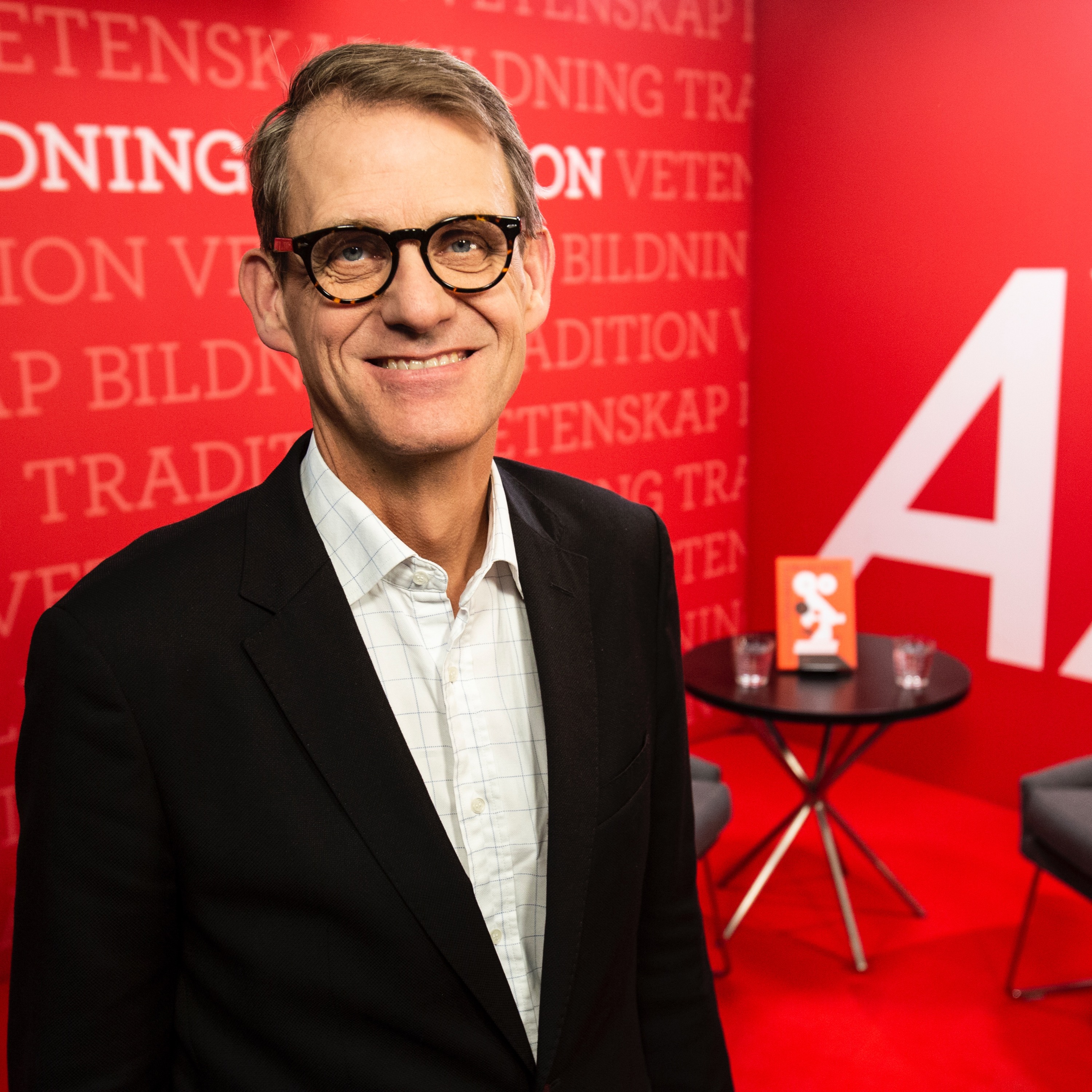 Podcastbild: 8. Veckans bok 2019 – Tänkandets maskineri. När AI lär från hjärnan